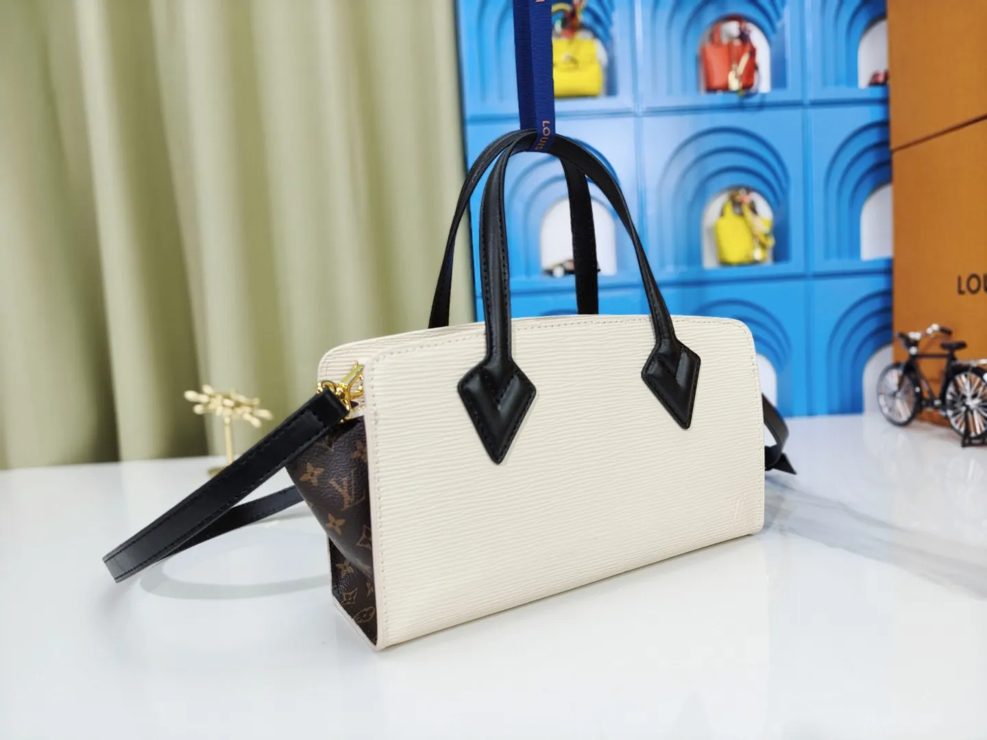 P260💰Upgraded original M11791 M12533 ​​M11789 Louis Vuitton explores the archive inspiration of the original 1992 Varenne handbag, and this time launches the East West version that is suitable for day and night. Epi leather complements the expandable Monogram canvas accordion structure, with ample space and zippered pockets to store personal items, cards and other travel needs. Dimensions: 32.0 x 24.0 x 7.0 cm (length x height x width)