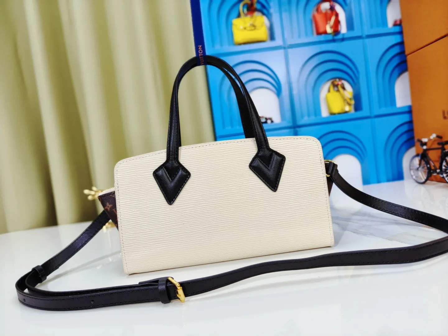 P260💰Upgraded original M11791 M12533 ​​M11789 Louis Vuitton explores the archive inspiration of the original 1992 Varenne handbag, and this time launches the East West version that is suitable for day and night. Epi leather complements the expandable Monogram canvas accordion structure, with ample space and zippered pockets to store personal items, cards and other travel needs. Dimensions: 32.0 x 24.0 x 7.0 cm (length x height x width)