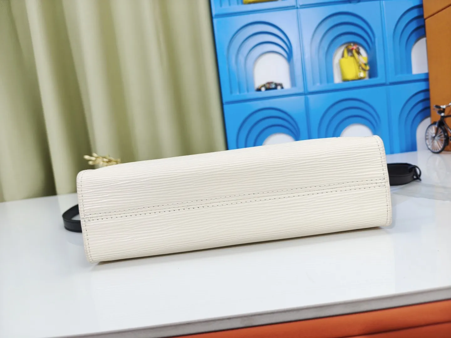 P260💰Upgraded original M11791 M12533 ​​M11789 Louis Vuitton explores the archive inspiration of the original 1992 Varenne handbag, and this time launches the East West version that is suitable for day and night. Epi leather complements the expandable Monogram canvas accordion structure, with ample space and zippered pockets to store personal items, cards and other travel needs. Dimensions: 32.0 x 24.0 x 7.0 cm (length x height x width)