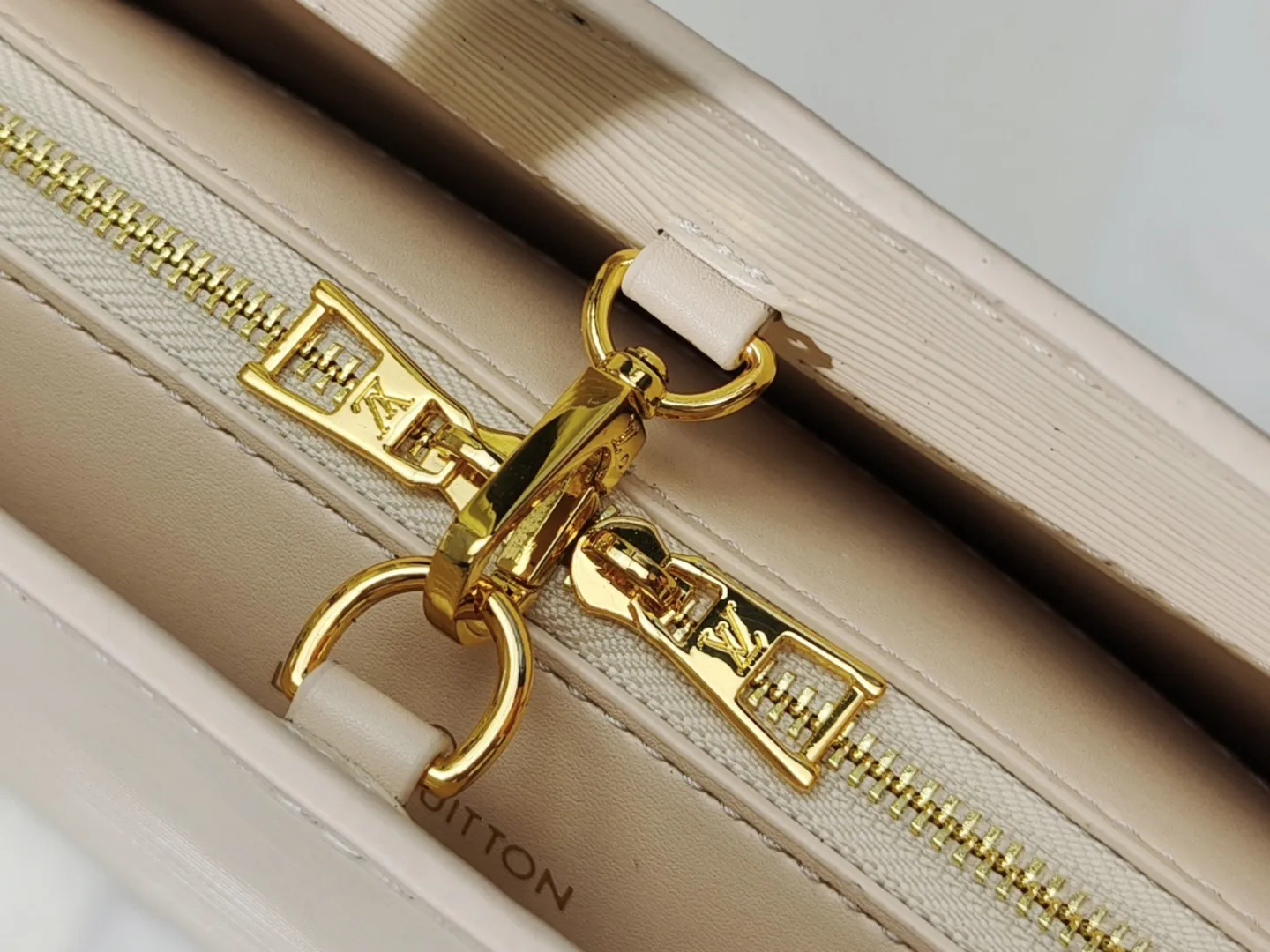 P260💰Upgraded original M11791 M12533 ​​M11789 Louis Vuitton explores the archive inspiration of the original 1992 Varenne handbag, and this time launches the East West version that is suitable for day and night. Epi leather complements the expandable Monogram canvas accordion structure, with ample space and zippered pockets to store personal items, cards and other travel needs. Dimensions: 32.0 x 24.0 x 7.0 cm (length x height x width)
