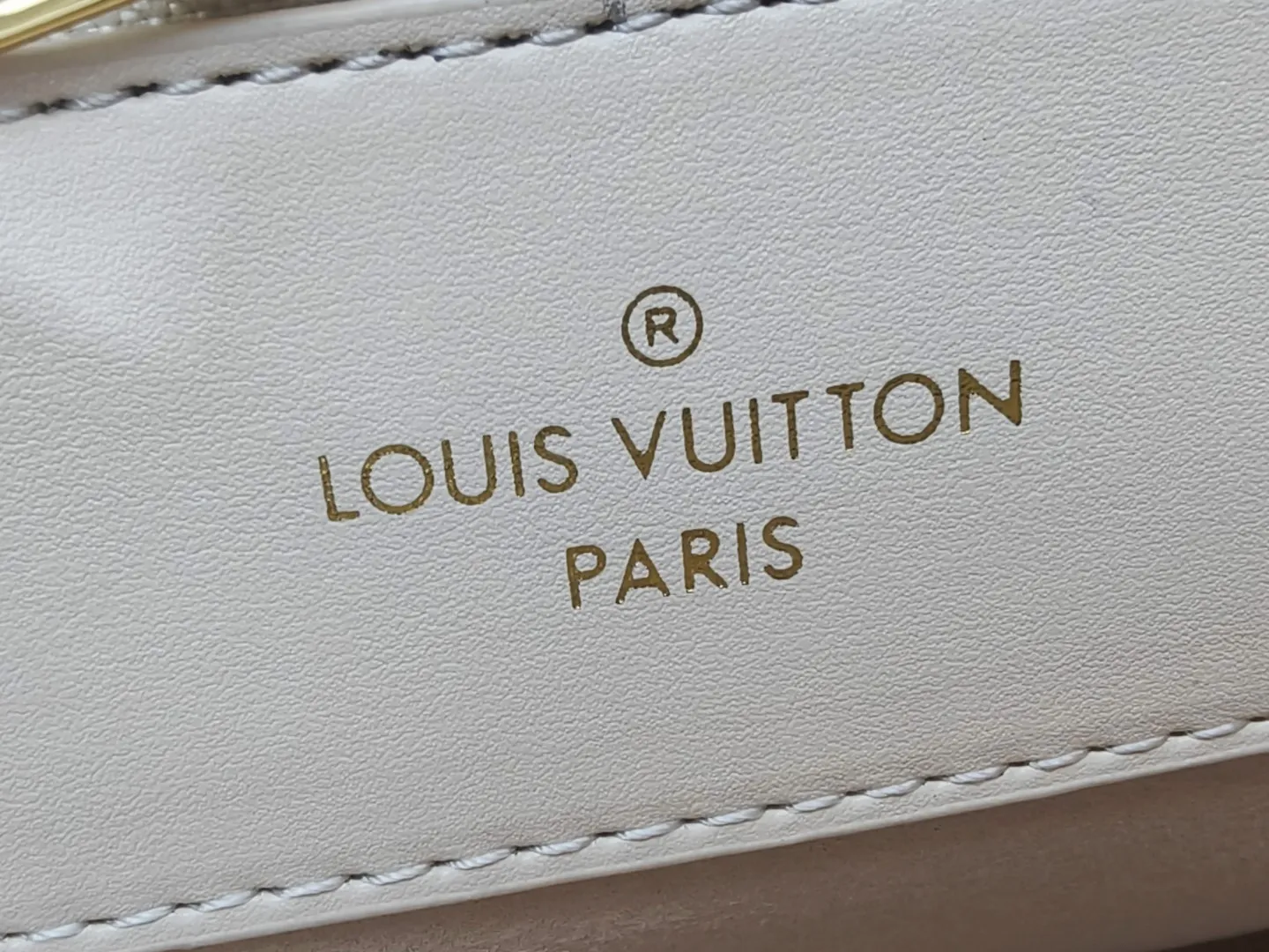 P260💰Upgraded original M11791 M12533 ​​M11789 Louis Vuitton explores the archive inspiration of the original 1992 Varenne handbag, and this time launches the East West version that is suitable for day and night. Epi leather complements the expandable Monogram canvas accordion structure, with ample space and zippered pockets to store personal items, cards and other travel needs. Dimensions: 32.0 x 24.0 x 7.0 cm (length x height x width)