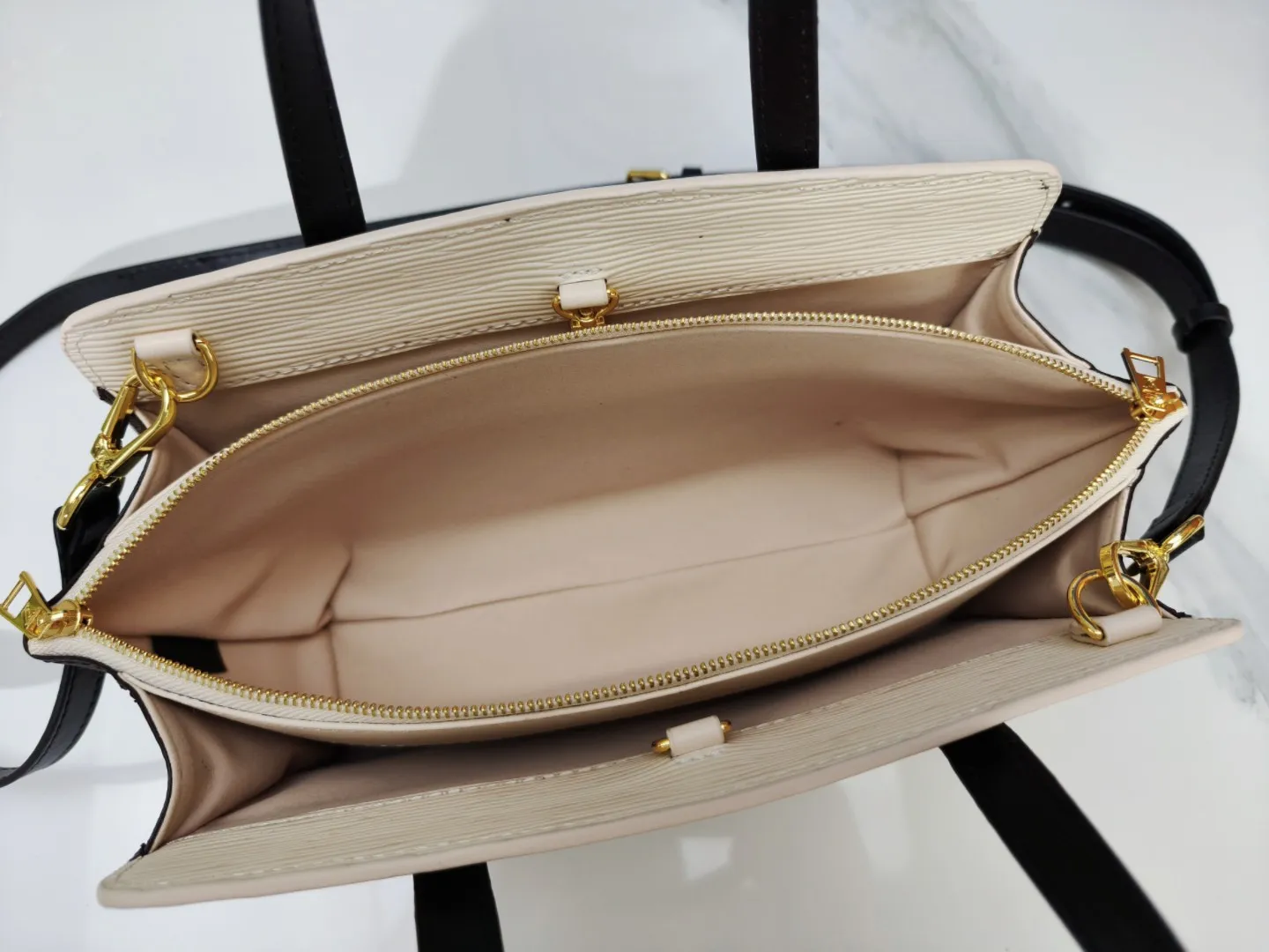 P260💰Upgraded original M11791 M12533 ​​M11789 Louis Vuitton explores the archive inspiration of the original 1992 Varenne handbag, and this time launches the East West version that is suitable for day and night. Epi leather complements the expandable Monogram canvas accordion structure, with ample space and zippered pockets to store personal items, cards and other travel needs. Dimensions: 32.0 x 24.0 x 7.0 cm (length x height x width)