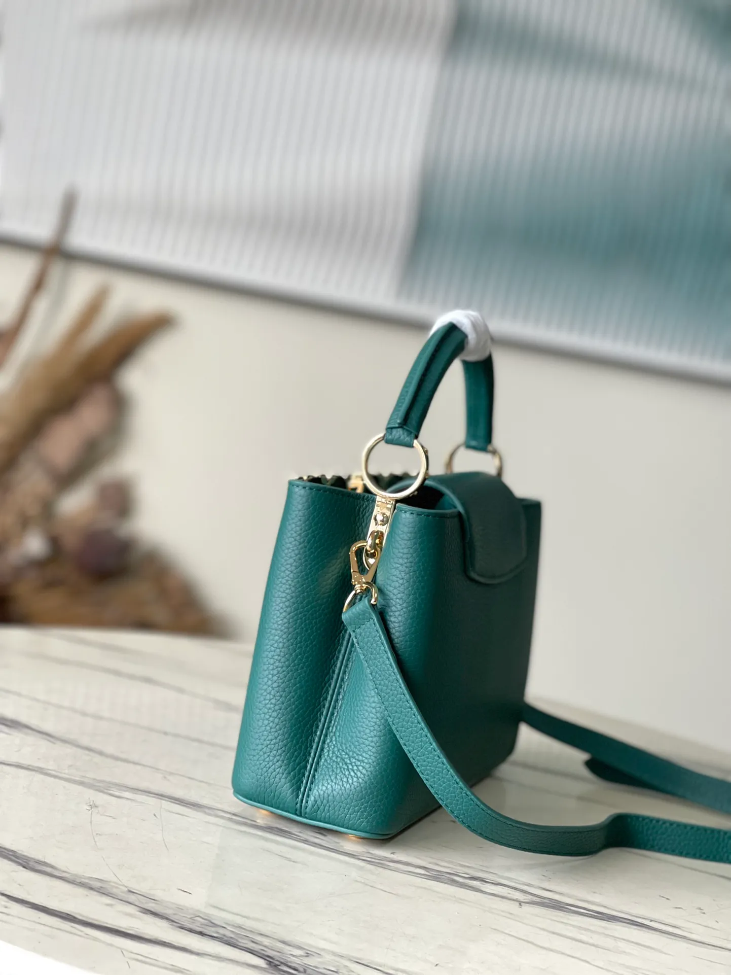 💰2460 (Special grade original leather) M23766/M48865 green and white mother-of-pearl corolla. This Capucines Flower Crown handbag is made of full-grain Taurillon leather and is embellished with Monogram flowers. Each flower is made of exquisite shells. The LV logo and flowers echo each other, giving this feminine handbag a jewel-like luster. Use the detachable shoulder strap cleverly. You can switch it as a crossbody. Size: 27 * 18*9cm