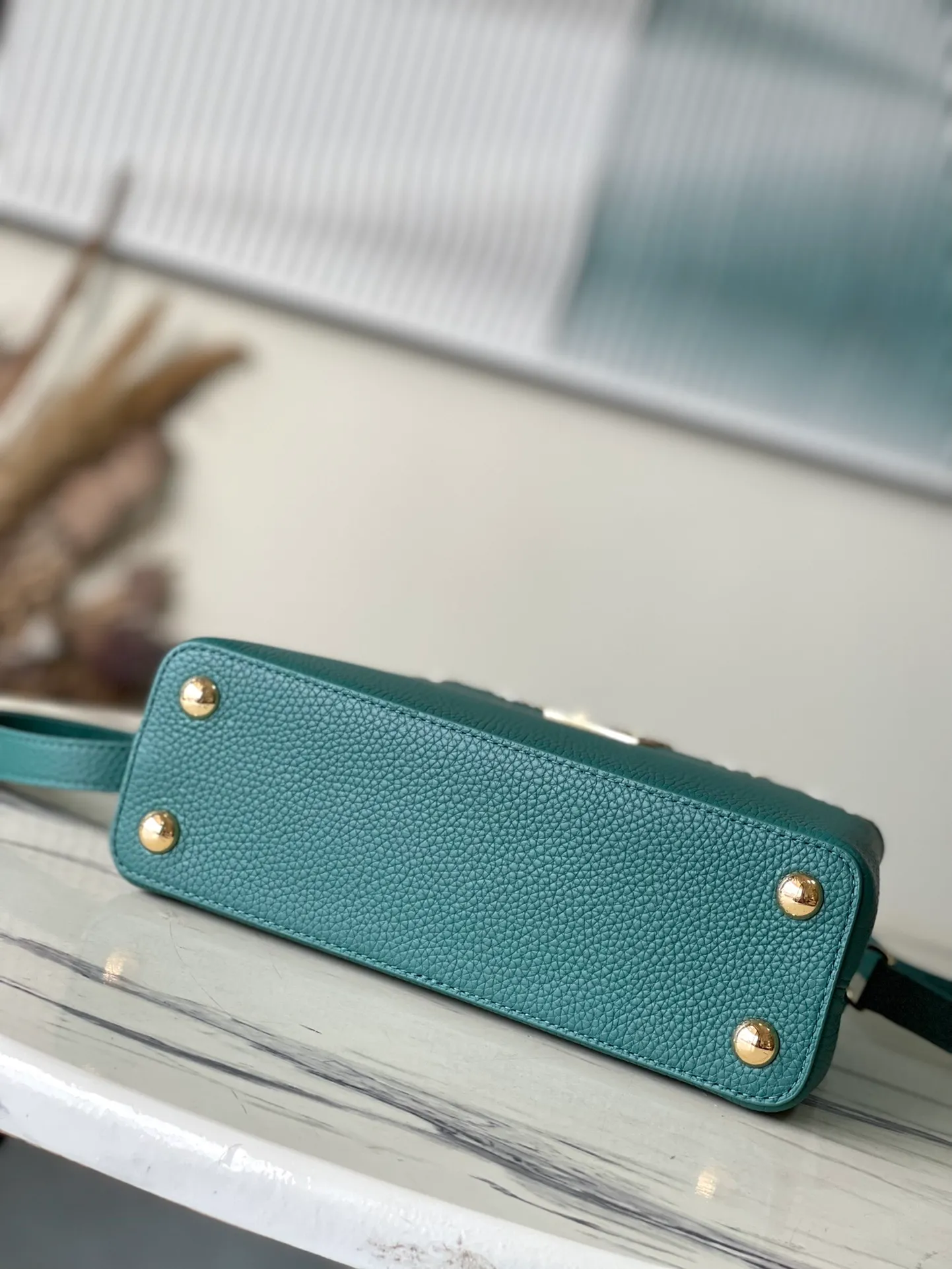 💰2460 (Special grade original leather) M23766/M48865 green and white mother-of-pearl corolla. This Capucines Flower Crown handbag is made of full-grain Taurillon leather and is embellished with Monogram flowers. Each flower is made of exquisite shells. The LV logo and flowers echo each other, giving this feminine handbag a jewel-like luster. Use the detachable shoulder strap cleverly. You can switch it as a crossbody. Size: 27 * 18*9cm