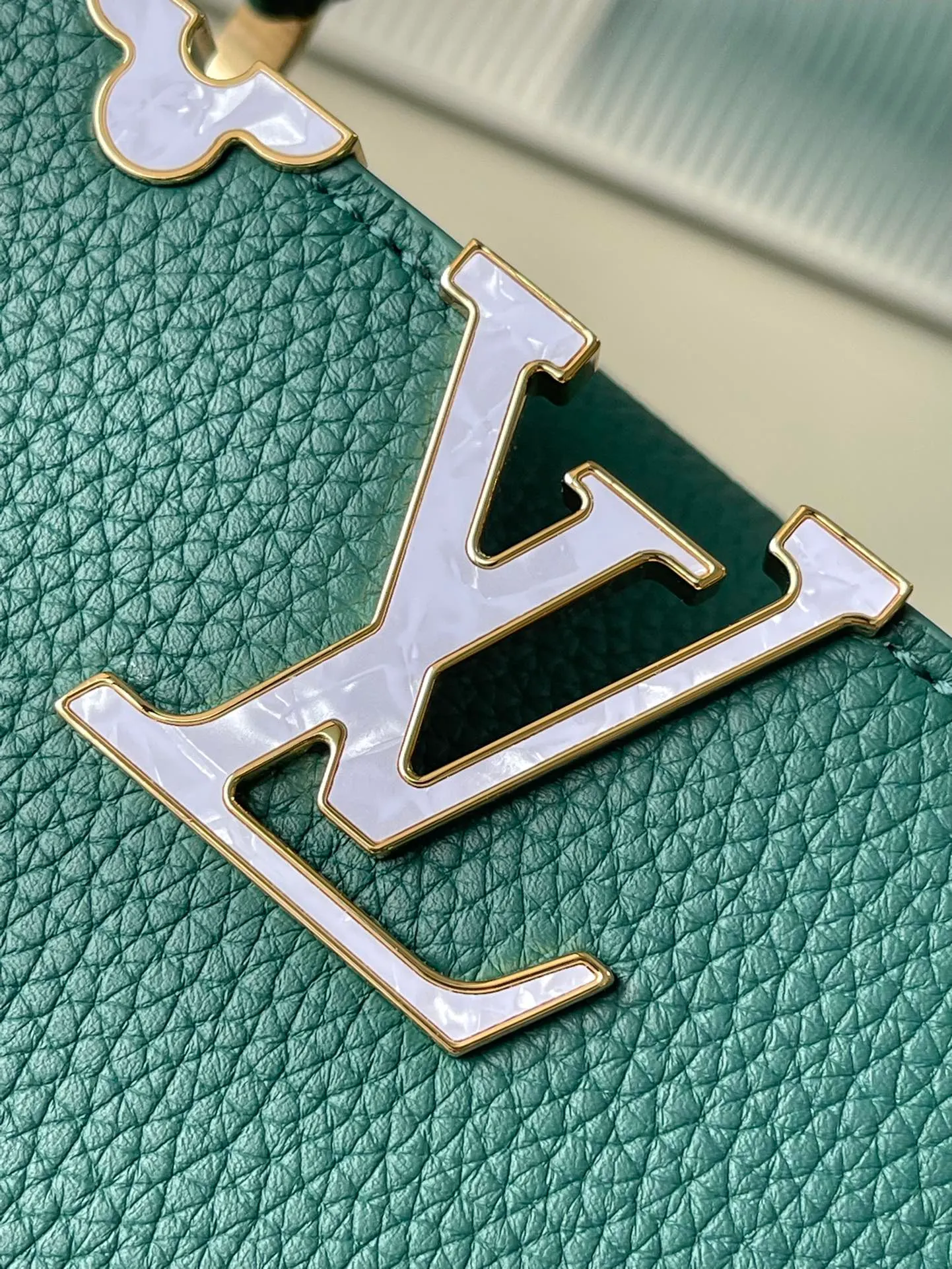 💰2460 (Special grade original leather) M23766/M48865 green and white mother-of-pearl corolla. This Capucines Flower Crown handbag is made of full-grain Taurillon leather and is embellished with Monogram flowers. Each flower is made of exquisite shells. The LV logo and flowers echo each other, giving this feminine handbag a jewel-like luster. Use the detachable shoulder strap cleverly. You can switch it as a crossbody. Size: 27 * 18*9cm