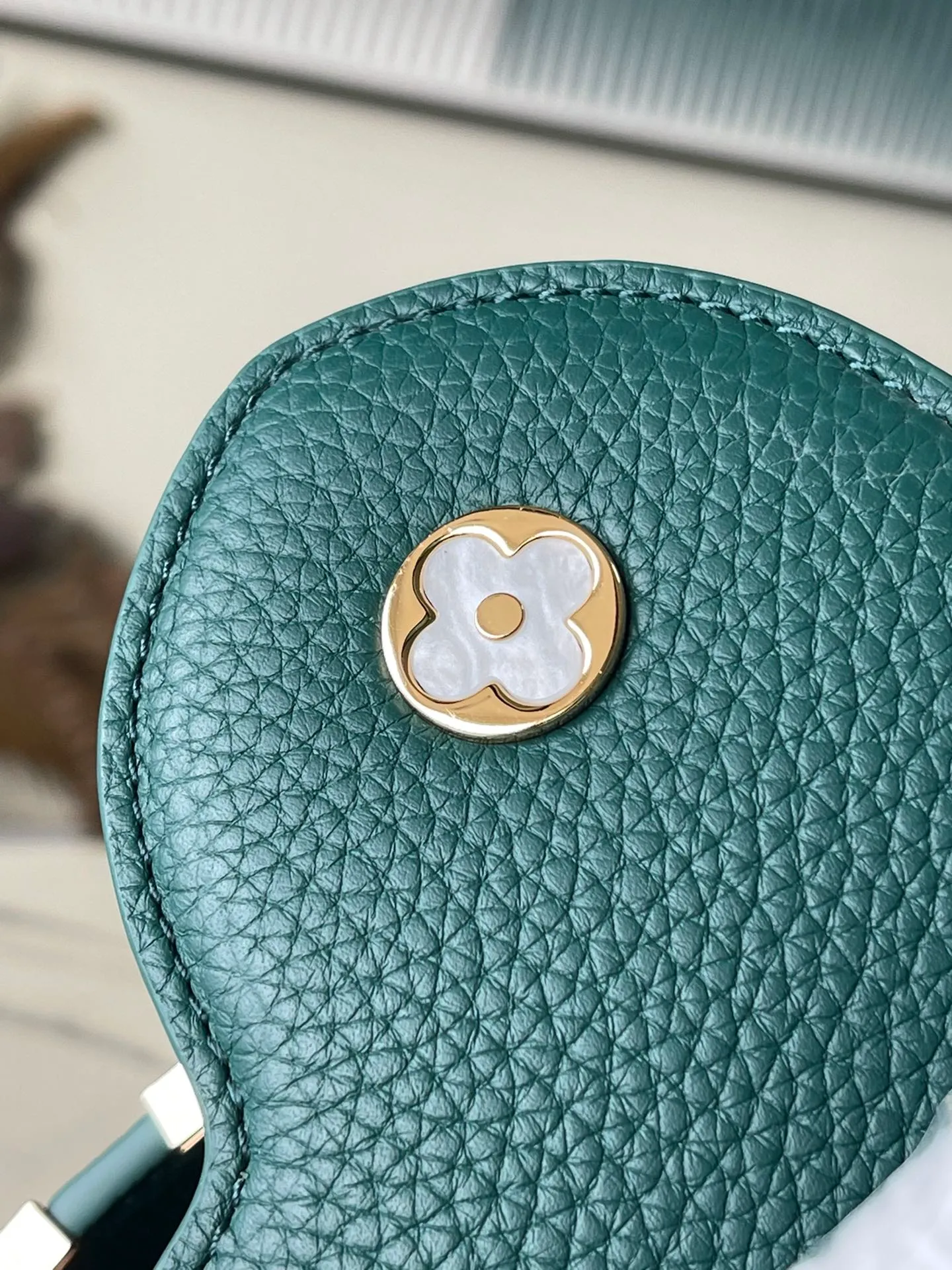 💰2460 (Special grade original leather) M23766/M48865 green and white mother-of-pearl corolla. This Capucines Flower Crown handbag is made of full-grain Taurillon leather and is embellished with Monogram flowers. Each flower is made of exquisite shells. The LV logo and flowers echo each other, giving this feminine handbag a jewel-like luster. Use the detachable shoulder strap cleverly. You can switch it as a crossbody. Size: 27 * 18*9cm