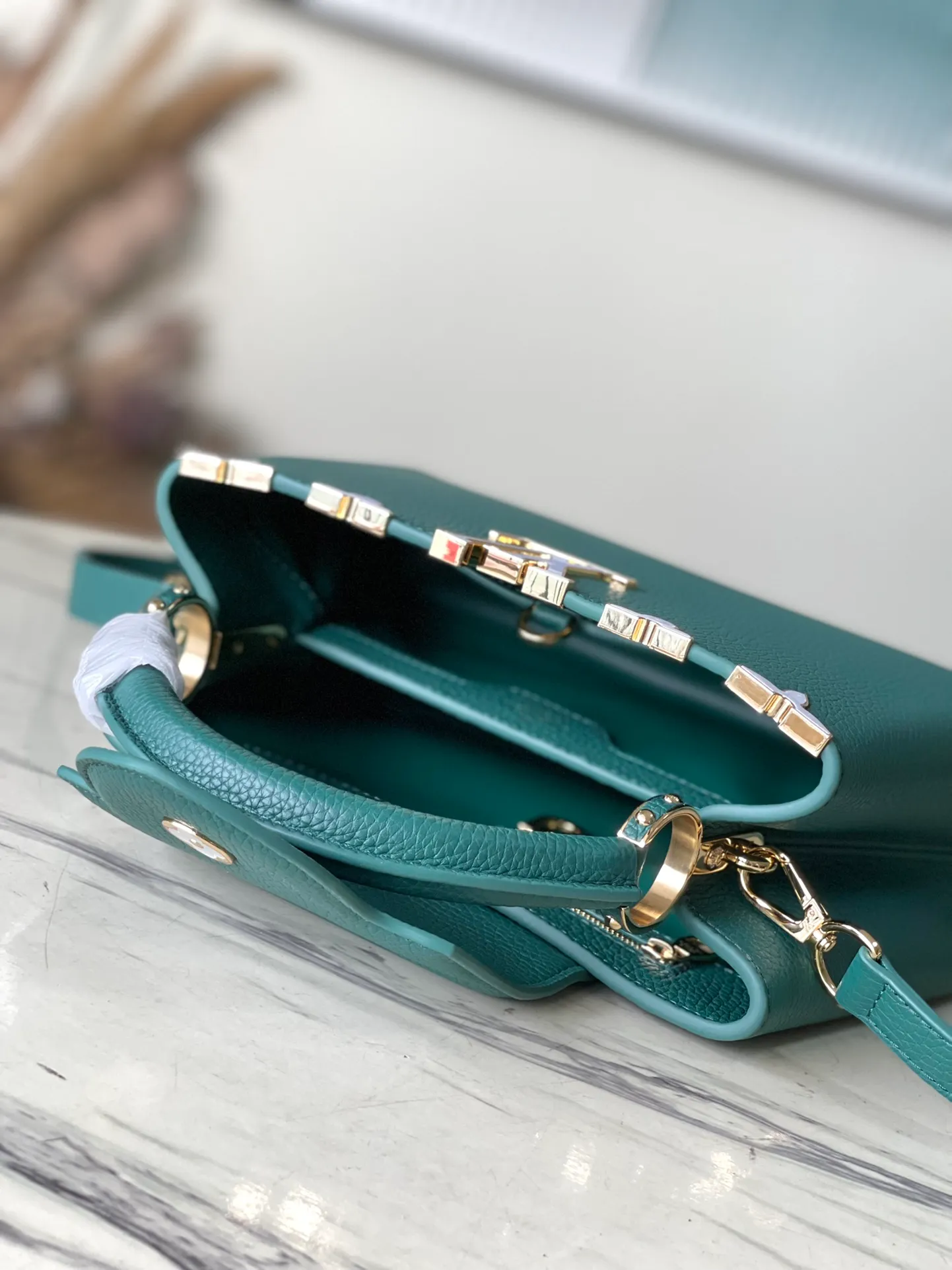 💰2460 (Special grade original leather) M23766/M48865 green and white mother-of-pearl corolla. This Capucines Flower Crown handbag is made of full-grain Taurillon leather and is embellished with Monogram flowers. Each flower is made of exquisite shells. The LV logo and flowers echo each other, giving this feminine handbag a jewel-like luster. Use the detachable shoulder strap cleverly. You can switch it as a crossbody. Size: 27 * 18*9cm