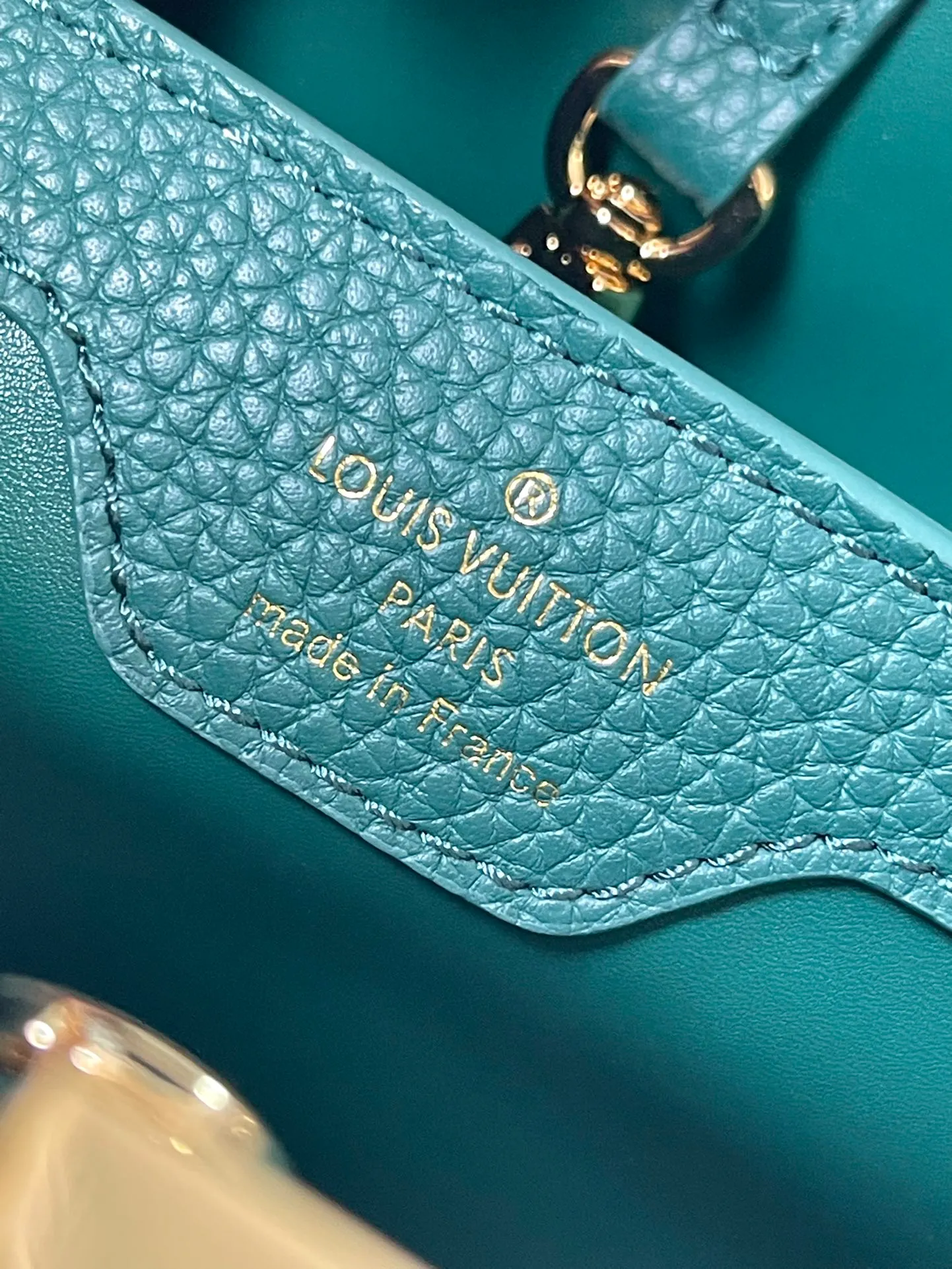 💰2460 (Special grade original leather) M23766/M48865 green and white mother-of-pearl corolla. This Capucines Flower Crown handbag is made of full-grain Taurillon leather and is embellished with Monogram flowers. Each flower is made of exquisite shells. The LV logo and flowers echo each other, giving this feminine handbag a jewel-like luster. Use the detachable shoulder strap cleverly. You can switch it as a crossbody. Size: 27 * 18*9cm