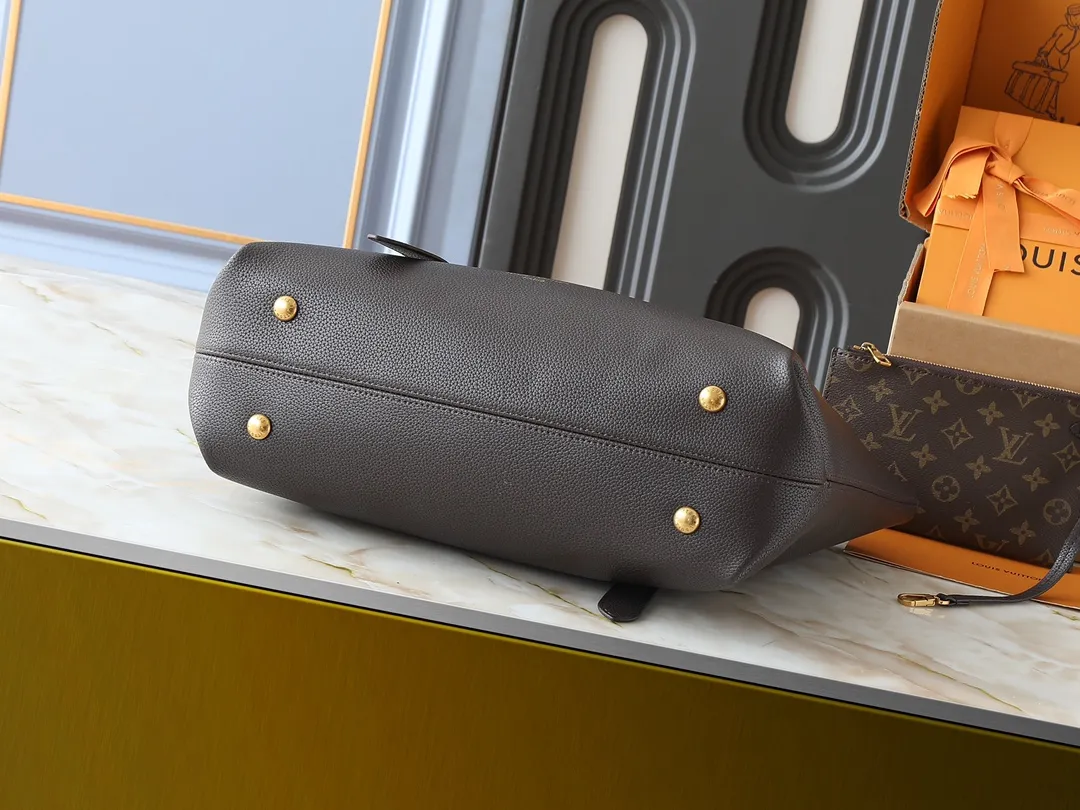 💰280💰Upgraded from the original M25341 M25342 M25343 This medium-sized Low Key Cabas handbag is wrapped in soft grained cow leather and lined with suede leather, creating a luxurious style with craftsmanship. The brand's iconic padlock demonstrates an eclectic mix of elegant aesthetics and security features. The adjustable handle enables you to switch between hand-held and long- or short-shoulder carry. Dimensions: 47.0 x 30.0 x 14.0 cm
