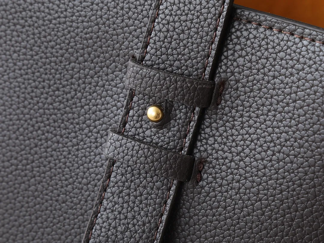 💰280💰Upgraded from the original M25341 M25342 M25343 This medium-sized Low Key Cabas handbag is wrapped in soft grained cow leather and lined with suede leather, creating a luxurious style with craftsmanship. The brand's iconic padlock demonstrates an eclectic mix of elegant aesthetics and security features. The adjustable handle enables you to switch between hand-held and long- or short-shoulder carry. Dimensions: 47.0 x 30.0 x 14.0 cm