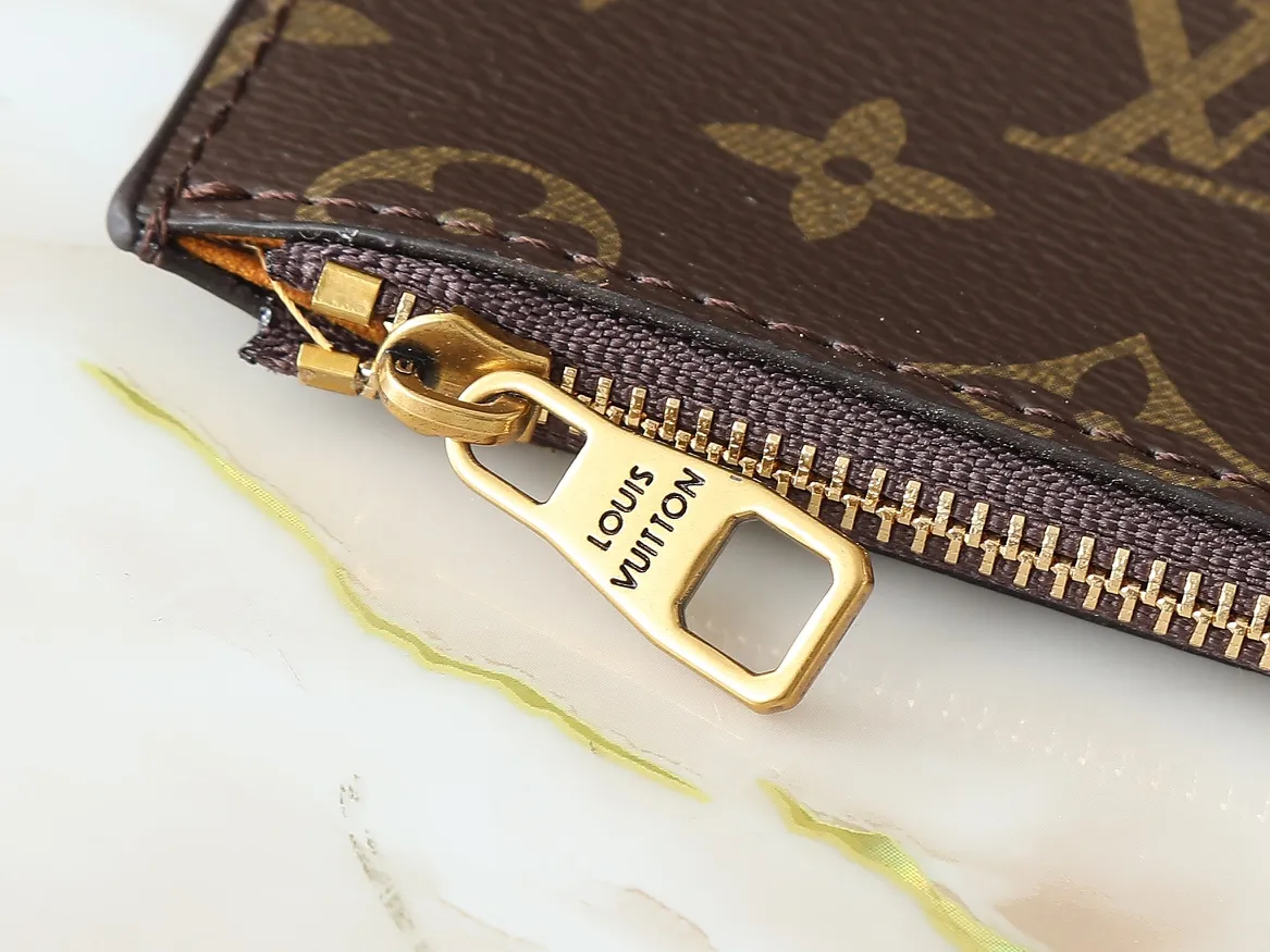 💰280💰Upgraded from the original M25341 M25342 M25343 This medium-sized Low Key Cabas handbag is wrapped in soft grained cow leather and lined with suede leather, creating a luxurious style with craftsmanship. The brand's iconic padlock demonstrates an eclectic mix of elegant aesthetics and security features. The adjustable handle enables you to switch between hand-held and long- or short-shoulder carry. Dimensions: 47.0 x 30.0 x 14.0 cm