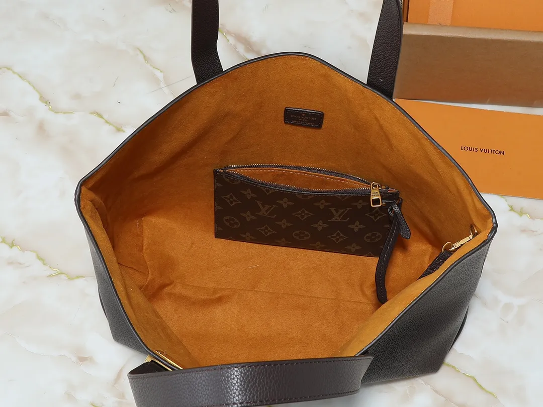 💰280💰Upgraded from the original M25341 M25342 M25343 This medium-sized Low Key Cabas handbag is wrapped in soft grained cow leather and lined with suede leather, creating a luxurious style with craftsmanship. The brand's iconic padlock demonstrates an eclectic mix of elegant aesthetics and security features. The adjustable handle enables you to switch between hand-held and long- or short-shoulder carry. Dimensions: 47.0 x 30.0 x 14.0 cm