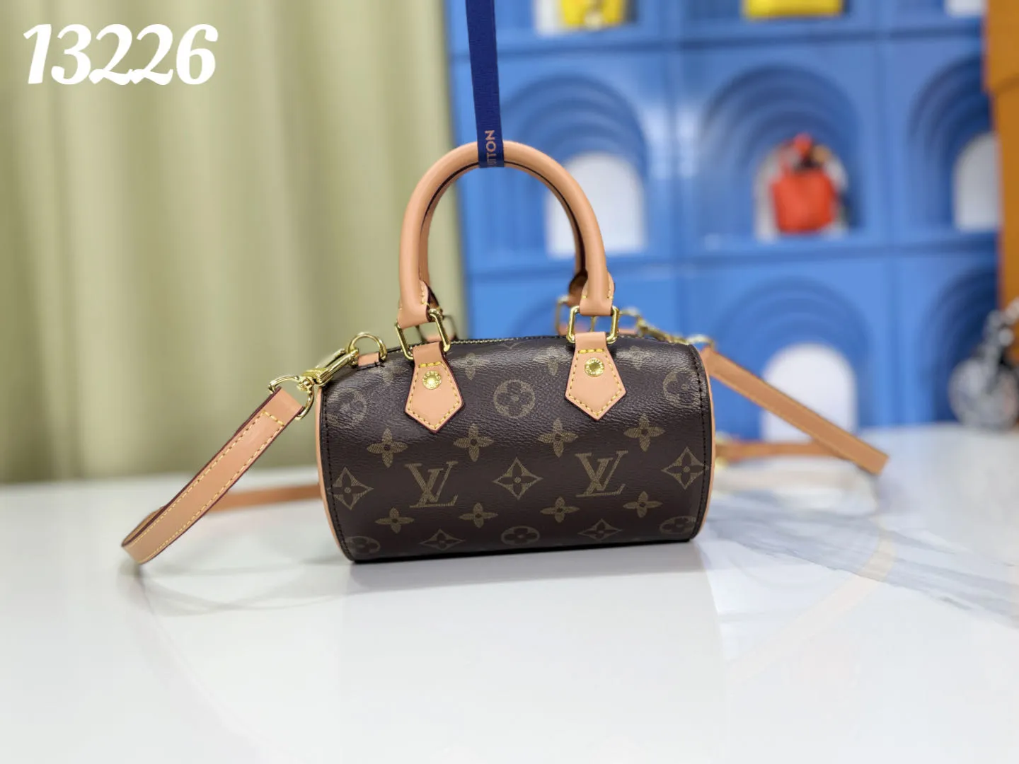 P220 upgrades the original version M13226 and a new bag is online. Viewed from the front: unremarkable, viewed from the side: hidden love, the heart-shaped bag is so eye-catching when taken out. How to carry: the handle can be used as a bell, the adjustable shoulder strap can be worn cross-body, on one shoulder, or under the armpit. Children have a new choice when they go to Disney. It is perfect for princess dresses, girly clothes, and casual wear. It really embodies romance and cuteness! Size: 18X 11.5X 10.5