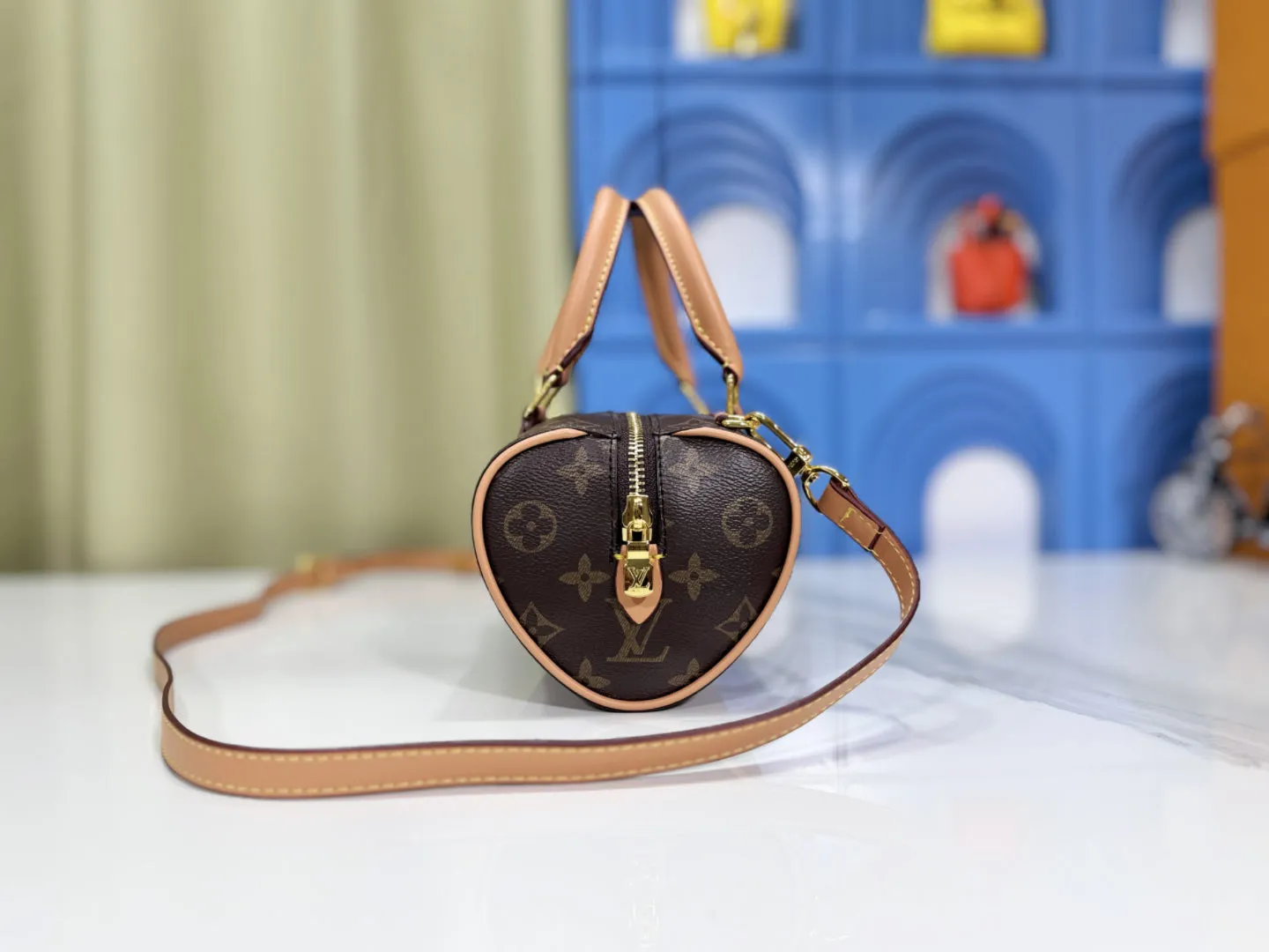 P220 upgrades the original version M13226 and a new bag is online. Viewed from the front: unremarkable, viewed from the side: hidden love, the heart-shaped bag is so eye-catching when taken out. How to carry: the handle can be used as a bell, the adjustable shoulder strap can be worn cross-body, on one shoulder, or under the armpit. Children have a new choice when they go to Disney. It is perfect for princess dresses, girly clothes, and casual wear. It really embodies romance and cuteness! Size: 18X 11.5X 10.5