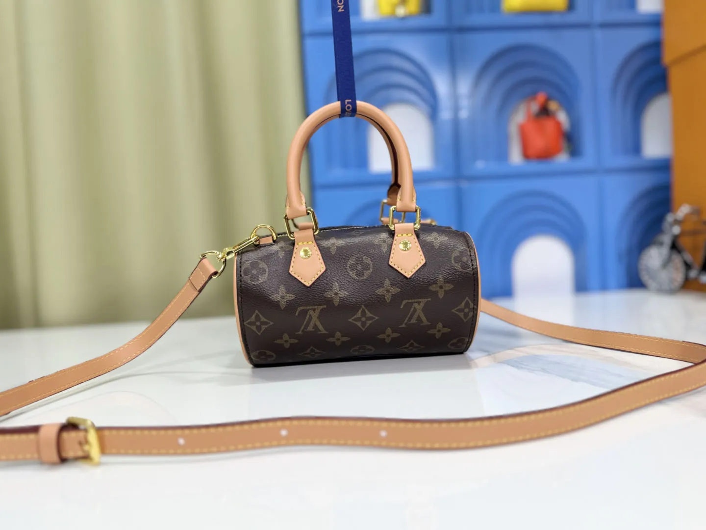 P220 upgrades the original version M13226 and a new bag is online. Viewed from the front: unremarkable, viewed from the side: hidden love, the heart-shaped bag is so eye-catching when taken out. How to carry: the handle can be used as a bell, the adjustable shoulder strap can be worn cross-body, on one shoulder, or under the armpit. Children have a new choice when they go to Disney. It is perfect for princess dresses, girly clothes, and casual wear. It really embodies romance and cuteness! Size: 18X 11.5X 10.5