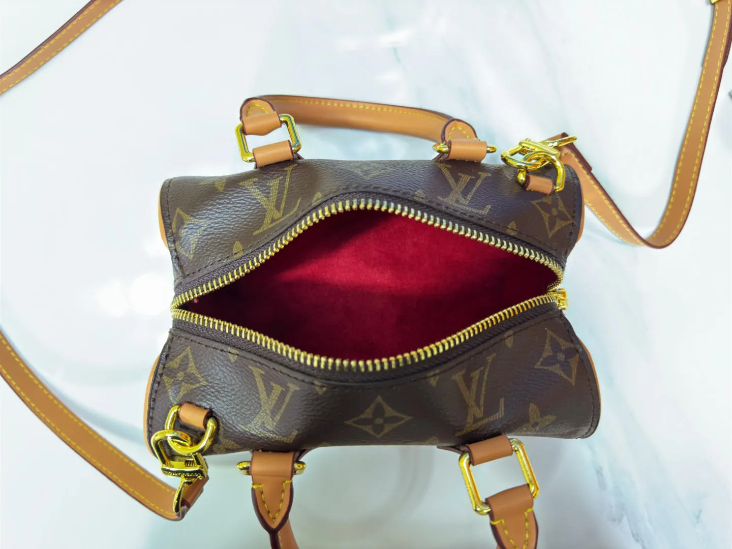 P220 upgrades the original version M13226 and a new bag is online. Viewed from the front: unremarkable, viewed from the side: hidden love, the heart-shaped bag is so eye-catching when taken out. How to carry: the handle can be used as a bell, the adjustable shoulder strap can be worn cross-body, on one shoulder, or under the armpit. Children have a new choice when they go to Disney. It is perfect for princess dresses, girly clothes, and casual wear. It really embodies romance and cuteness! Size: 18X 11.5X 10.5