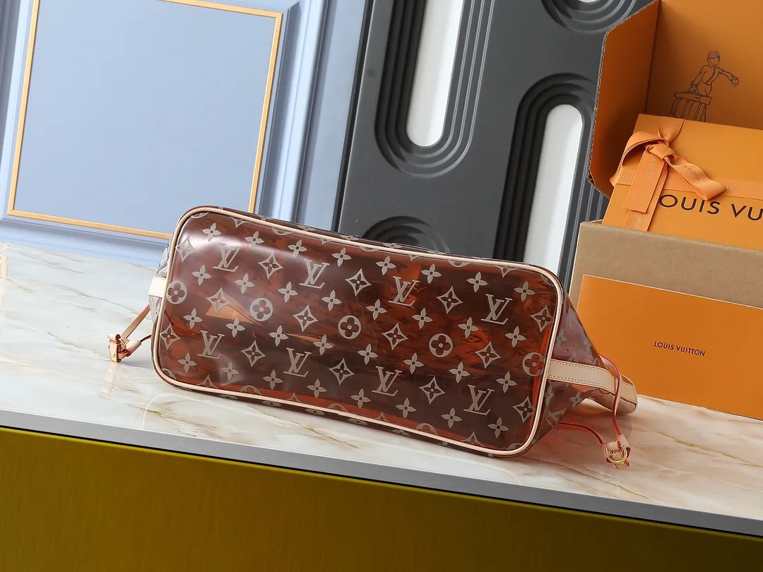 💰260💰Upgraded from the original M14491 M14490 M40995 This Neverfull medium tote bag is made of soft Monogram canvas with cow leather trim, and is lined with colorful fabrics in a spacious configuration. The straps on both sides can be tightened or stretched to create a different style. The slim handle makes it easy to carry over the shoulder or elbow, and the removable zipper bag can be used as a clutch or pocket. Dimensions: 31.0 x 28.0 x 14.0 cm (length x height x width)