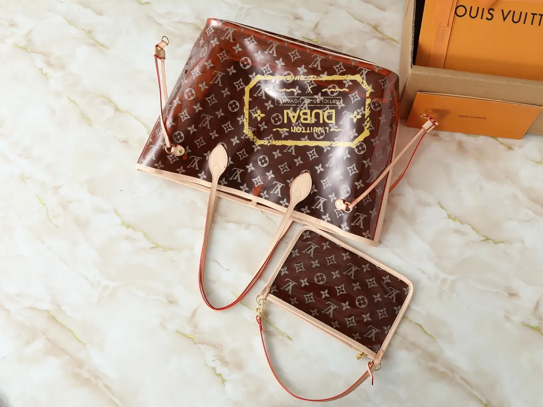 💰260💰Upgraded from the original M14491 M14490 M40995 This Neverfull medium tote bag is made of soft Monogram canvas with cow leather trim, and is lined with colorful fabrics in a spacious configuration. The straps on both sides can be tightened or stretched to create a different style. The slim handle makes it easy to carry over the shoulder or elbow, and the removable zipper bag can be used as a clutch or pocket. Dimensions: 31.0 x 28.0 x 14.0 cm (length x height x width)