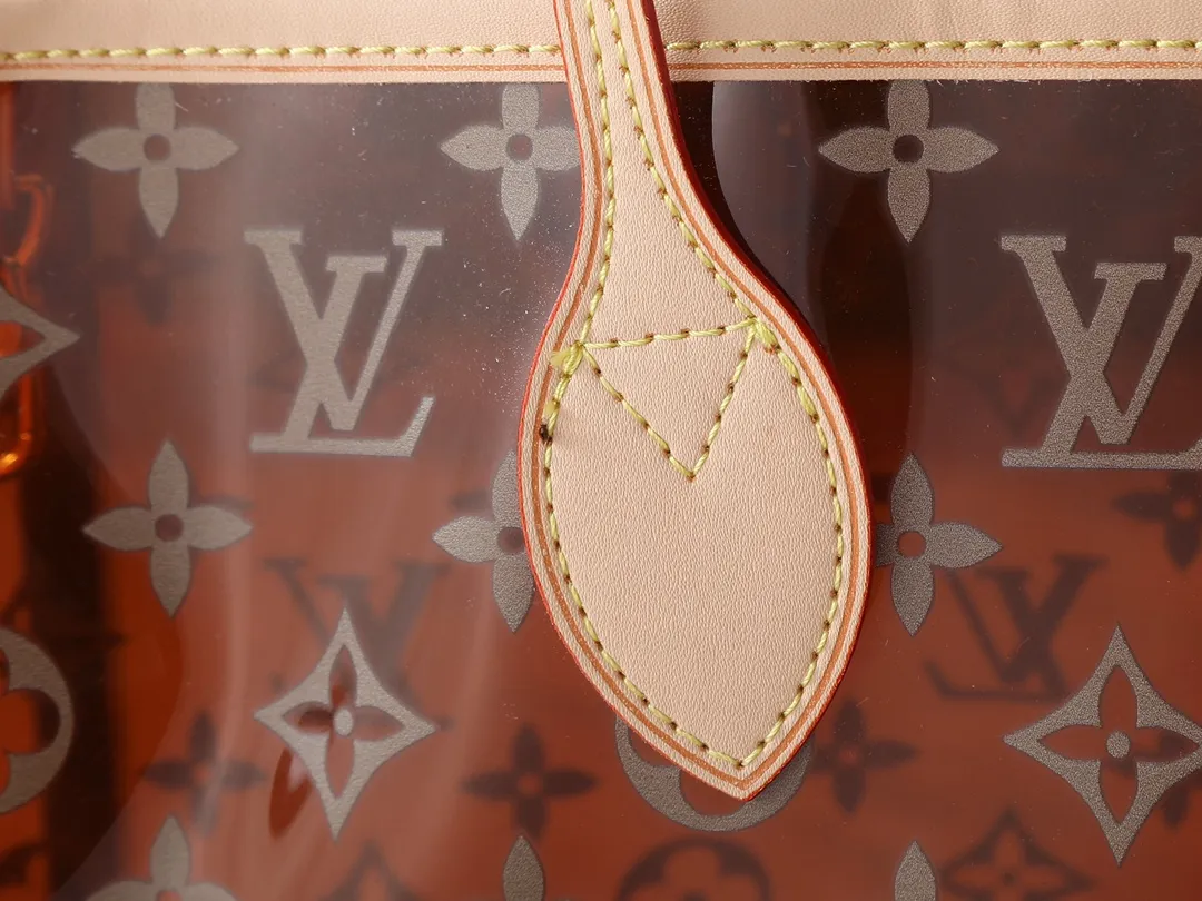 💰260💰Upgraded from the original M14491 M14490 M40995 This Neverfull medium tote bag is made of soft Monogram canvas with cow leather trim, and is lined with colorful fabrics in a spacious configuration. The straps on both sides can be tightened or stretched to create a different style. The slim handle makes it easy to carry over the shoulder or elbow, and the removable zipper bag can be used as a clutch or pocket. Dimensions: 31.0 x 28.0 x 14.0 cm (length x height x width)