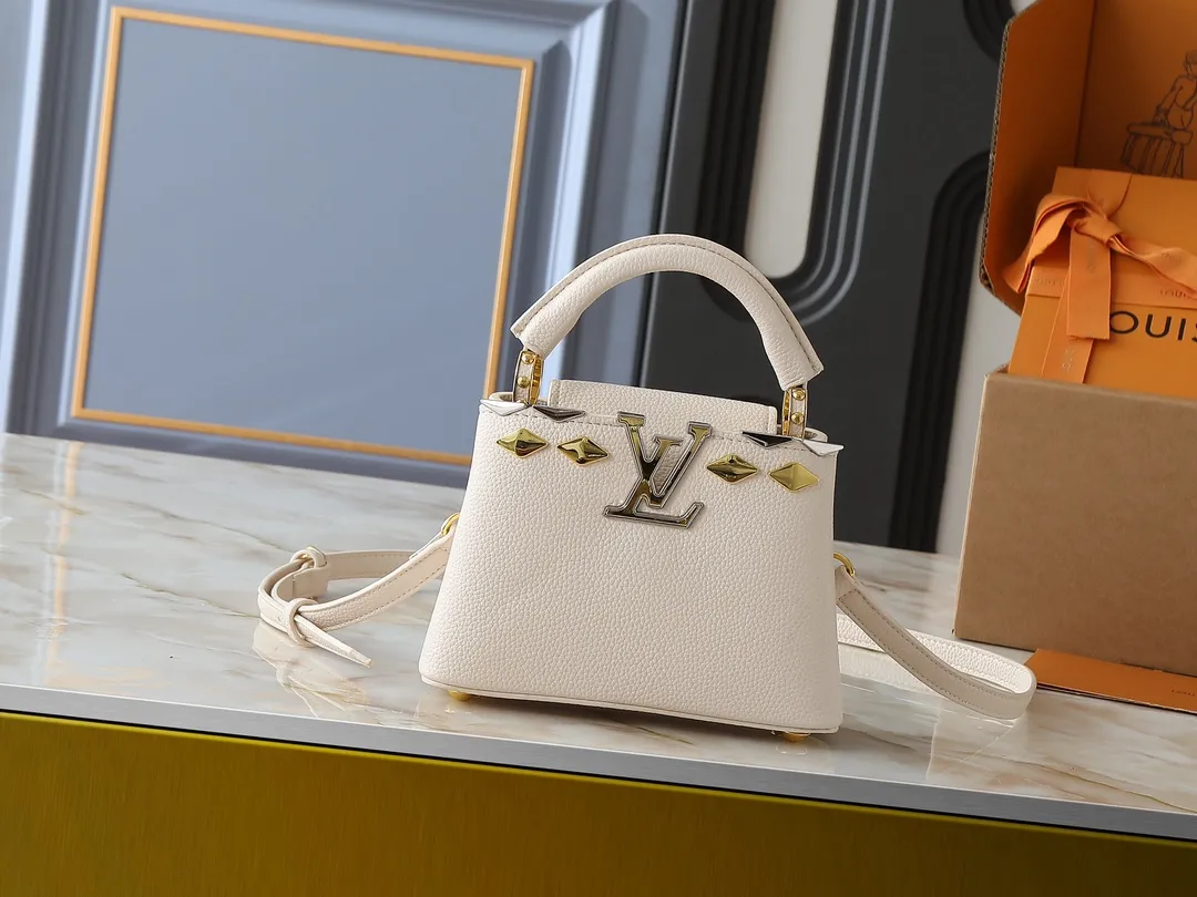 💰380💰Guangzhou goods Upgraded original M12135 M11964 M12751 This Capucines mini handbag is made of Taurillon cow leather, and the upper edge of the Malletage is shaped with shiny diamond-shaped metal elements, highlighting the new design of the season. The flip cover provides two styles: external or internal storage, and the ample compartments inside can accommodate all your travel needs. Dimensions: 21.0 x 13.6 x 8.0 cm (length x height x width)