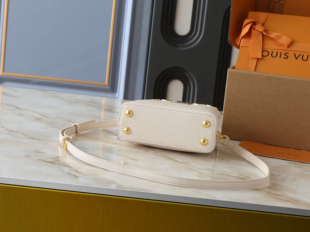 💰380💰Guangzhou goods Upgraded original M12135 M11964 M12751 This Capucines mini handbag is made of Taurillon cow leather, and the upper edge of the Malletage is shaped with shiny diamond-shaped metal elements, highlighting the new design of the season. The flip cover provides two styles: external or internal storage, and the ample compartments inside can accommodate all your travel needs. Dimensions: 21.0 x 13.6 x 8.0 cm (length x height x width)