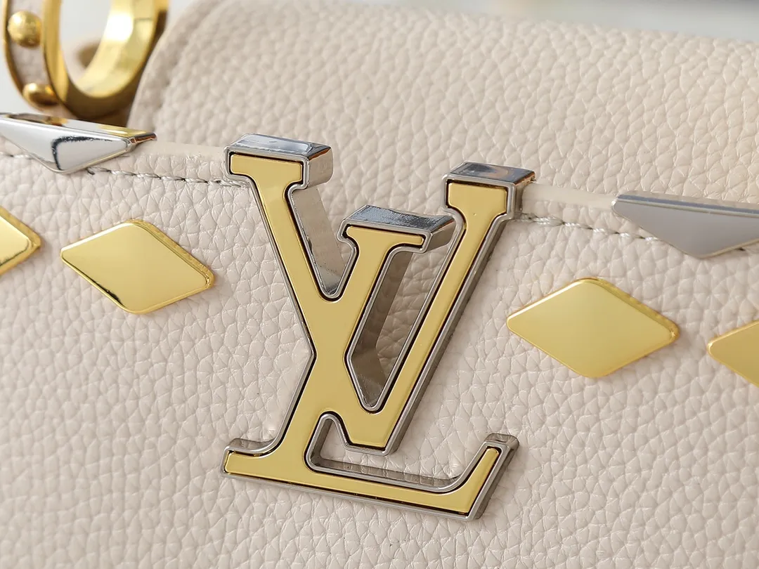 💰380💰Guangzhou goods Upgraded original M12135 M11964 M12751 This Capucines mini handbag is made of Taurillon cow leather, and the upper edge of the Malletage is shaped with shiny diamond-shaped metal elements, highlighting the new design of the season. The flip cover provides two styles: external or internal storage, and the ample compartments inside can accommodate all your travel needs. Dimensions: 21.0 x 13.6 x 8.0 cm (length x height x width)