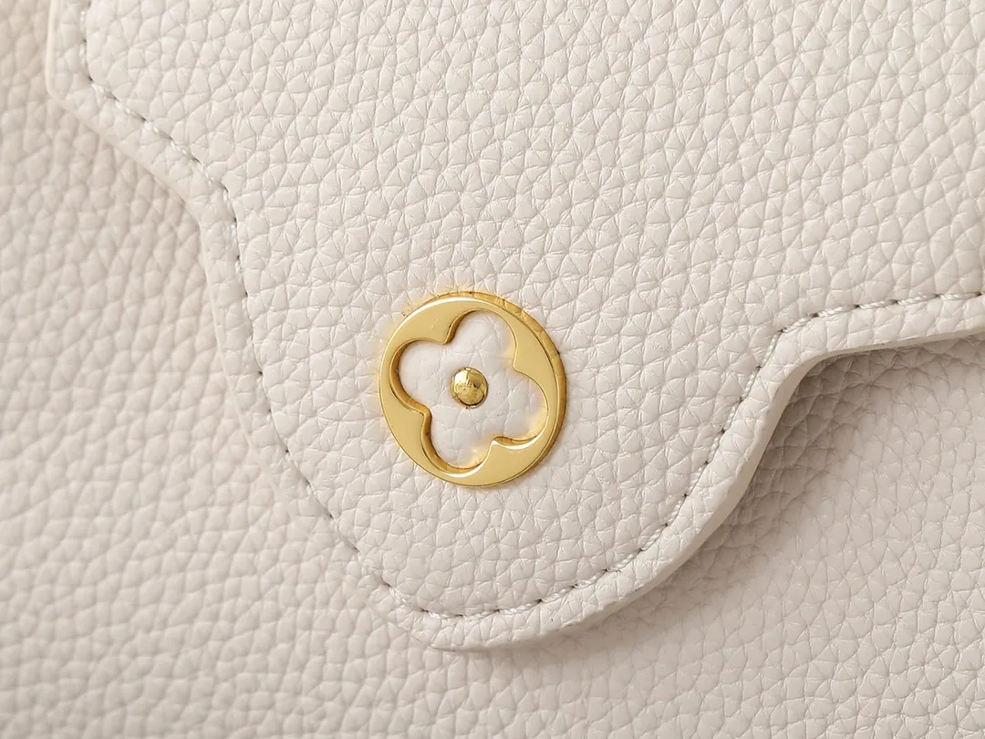 💰380💰Guangzhou goods Upgraded original M12135 M11964 M12751 This Capucines mini handbag is made of Taurillon cow leather, and the upper edge of the Malletage is shaped with shiny diamond-shaped metal elements, highlighting the new design of the season. The flip cover provides two styles: external or internal storage, and the ample compartments inside can accommodate all your travel needs. Dimensions: 21.0 x 13.6 x 8.0 cm (length x height x width)
