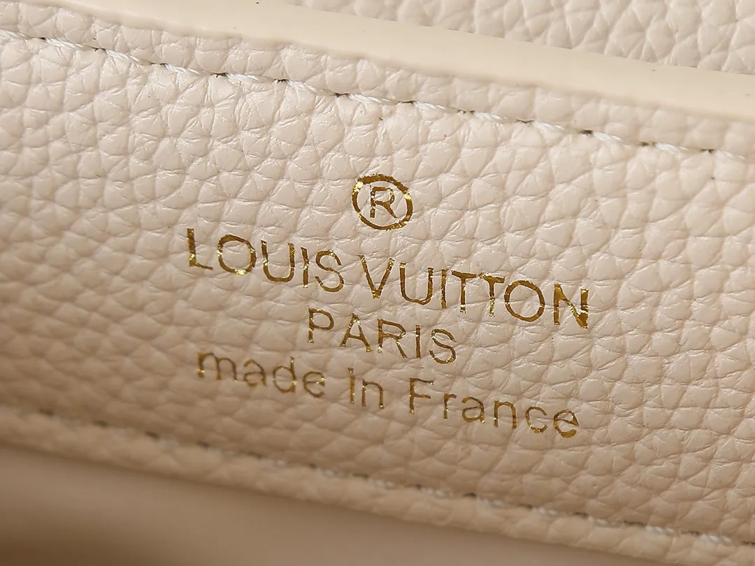 💰380💰Guangzhou goods Upgraded original M12135 M11964 M12751 This Capucines mini handbag is made of Taurillon cow leather, and the upper edge of the Malletage is shaped with shiny diamond-shaped metal elements, highlighting the new design of the season. The flip cover provides two styles: external or internal storage, and the ample compartments inside can accommodate all your travel needs. Dimensions: 21.0 x 13.6 x 8.0 cm (length x height x width)