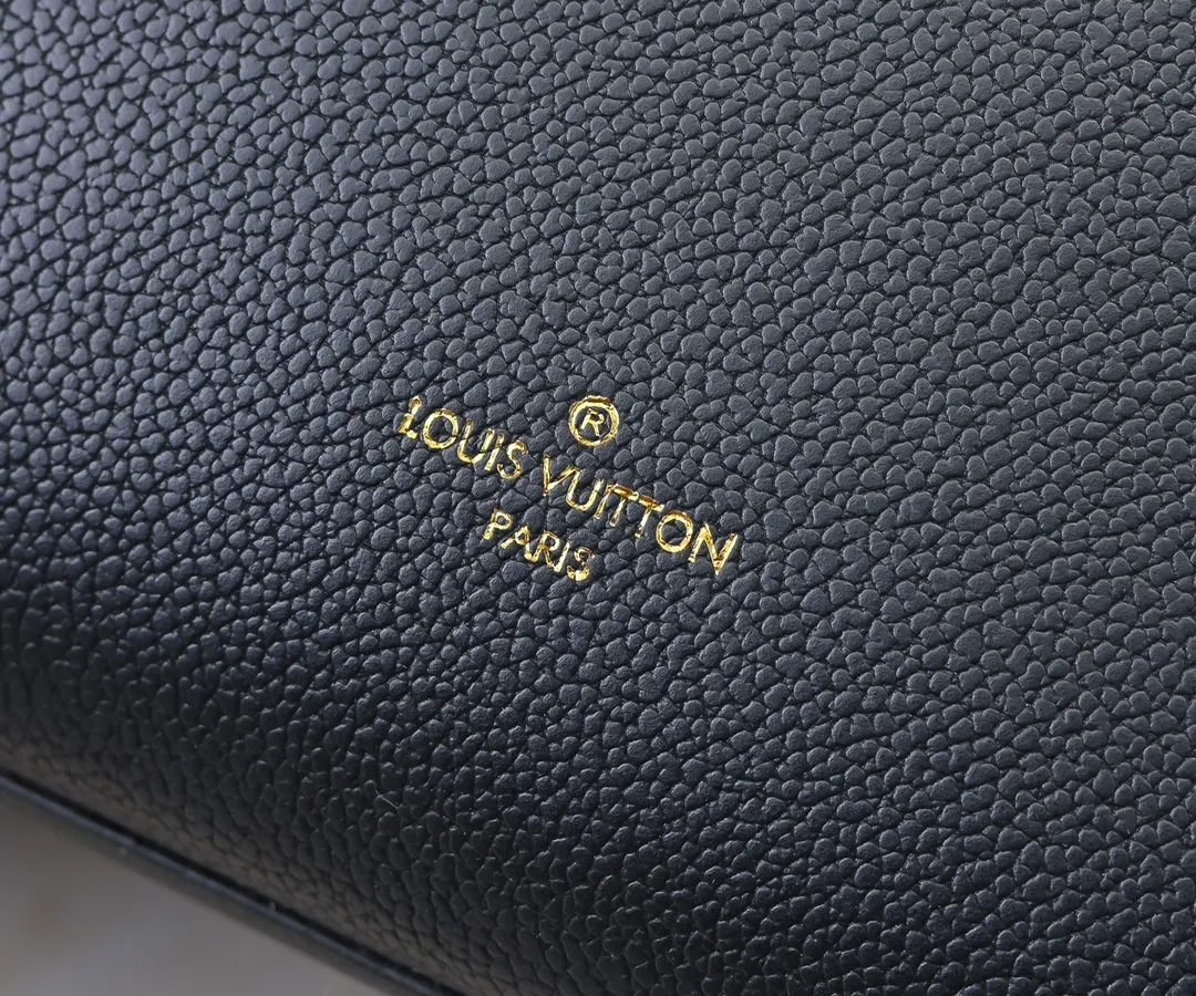 💰360💰Upgraded original [M53826 black embroidery M53825 apricot embroidery M53824 MM53823 presbyopia with black]🔥On My Side handbag shows the elegant fusion of calfskin and classic Monogram canvas. Contrasting canvas shapes the large outer pocket, creating a trompe l'oeil effect as if two handbags merge into one. Plenty of space can easily accommodate office needs, and the adjustable shoulder strap allows for a cross-body style. Dimensions: 30.5 x 24.5 x 14 cm (Length x Height x Width) - Calfskin and Monogram coated canvas - Cowhide leather trim - Microfiber lining - 2 top handles for hand or elbow carry - Adjustable shoulder strap for shoulder or cross-body wear - Lock closure - 2 outer pockets with magnetic closure - Zip pocket - 1 patch pocket