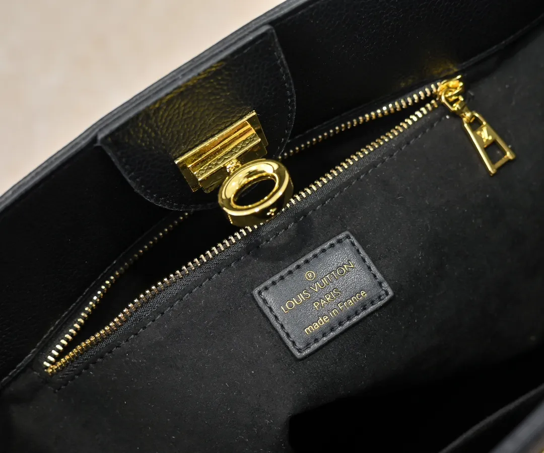 💰360💰Upgraded original [M53826 black embroidery M53825 apricot embroidery M53824 MM53823 presbyopia with black]🔥On My Side handbag shows the elegant fusion of calfskin and classic Monogram canvas. Contrasting canvas shapes the large outer pocket, creating a trompe l'oeil effect as if two handbags merge into one. Plenty of space can easily accommodate office needs, and the adjustable shoulder strap allows for a cross-body style. Dimensions: 30.5 x 24.5 x 14 cm (Length x Height x Width) - Calfskin and Monogram coated canvas - Cowhide leather trim - Microfiber lining - 2 top handles for hand or elbow carry - Adjustable shoulder strap for shoulder or cross-body wear - Lock closure - 2 outer pockets with magnetic closure - Zip pocket - 1 patch pocket