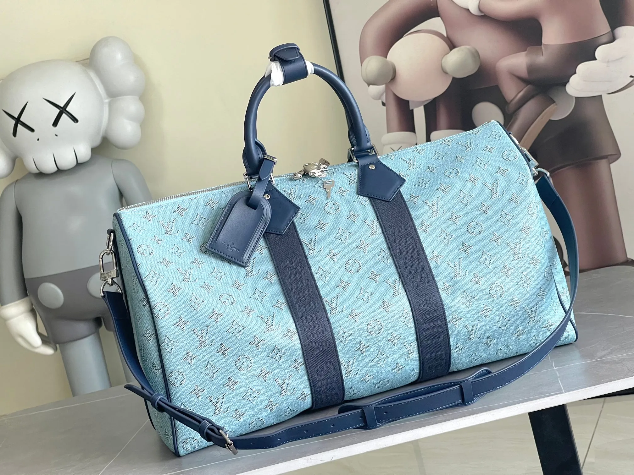 💰1220 The top original model M14837 blue Keepall Bandouliere 50 travel bag is made of Monogram Heritage coated canvas, conveying the cruise travel style with gorgeous style. The restrained color scheme and distressed hardware exude sophistication, while the soft cowhide leather details highlight the brand's craftsmanship. The top handle and removable and adjustable shoulder strap allow for a variety of carrying options. 50x29x23 cm (Length x Height x Width) Monogram Heritage coated canvas Cow leather trim