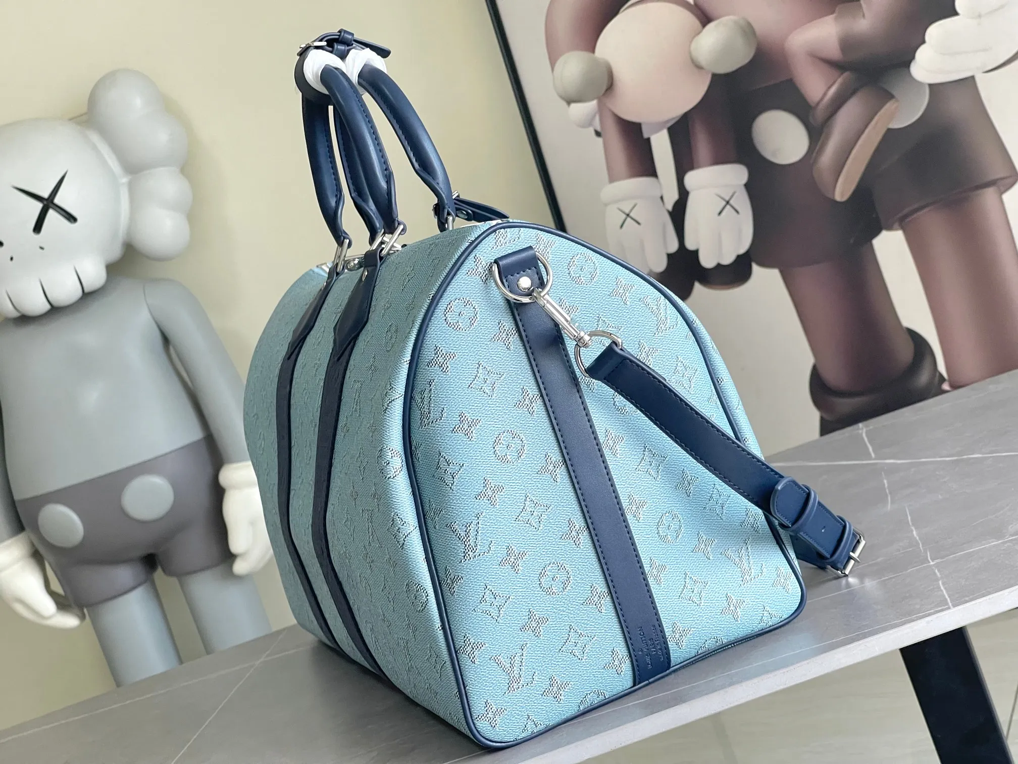 💰1220 The top original model M14837 blue Keepall Bandouliere 50 travel bag is made of Monogram Heritage coated canvas, conveying the cruise travel style with gorgeous style. The restrained color scheme and distressed hardware exude sophistication, while the soft cowhide leather details highlight the brand's craftsmanship. The top handle and removable and adjustable shoulder strap allow for a variety of carrying options. 50x29x23 cm (Length x Height x Width) Monogram Heritage coated canvas Cow leather trim