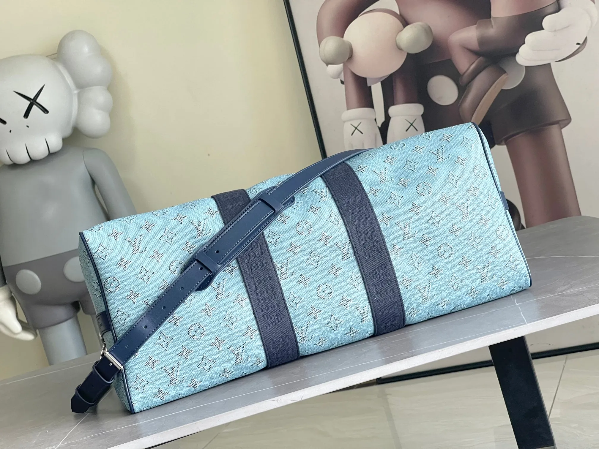 💰1220 The top original model M14837 blue Keepall Bandouliere 50 travel bag is made of Monogram Heritage coated canvas, conveying the cruise travel style with gorgeous style. The restrained color scheme and distressed hardware exude sophistication, while the soft cowhide leather details highlight the brand's craftsmanship. The top handle and removable and adjustable shoulder strap allow for a variety of carrying options. 50x29x23 cm (Length x Height x Width) Monogram Heritage coated canvas Cow leather trim