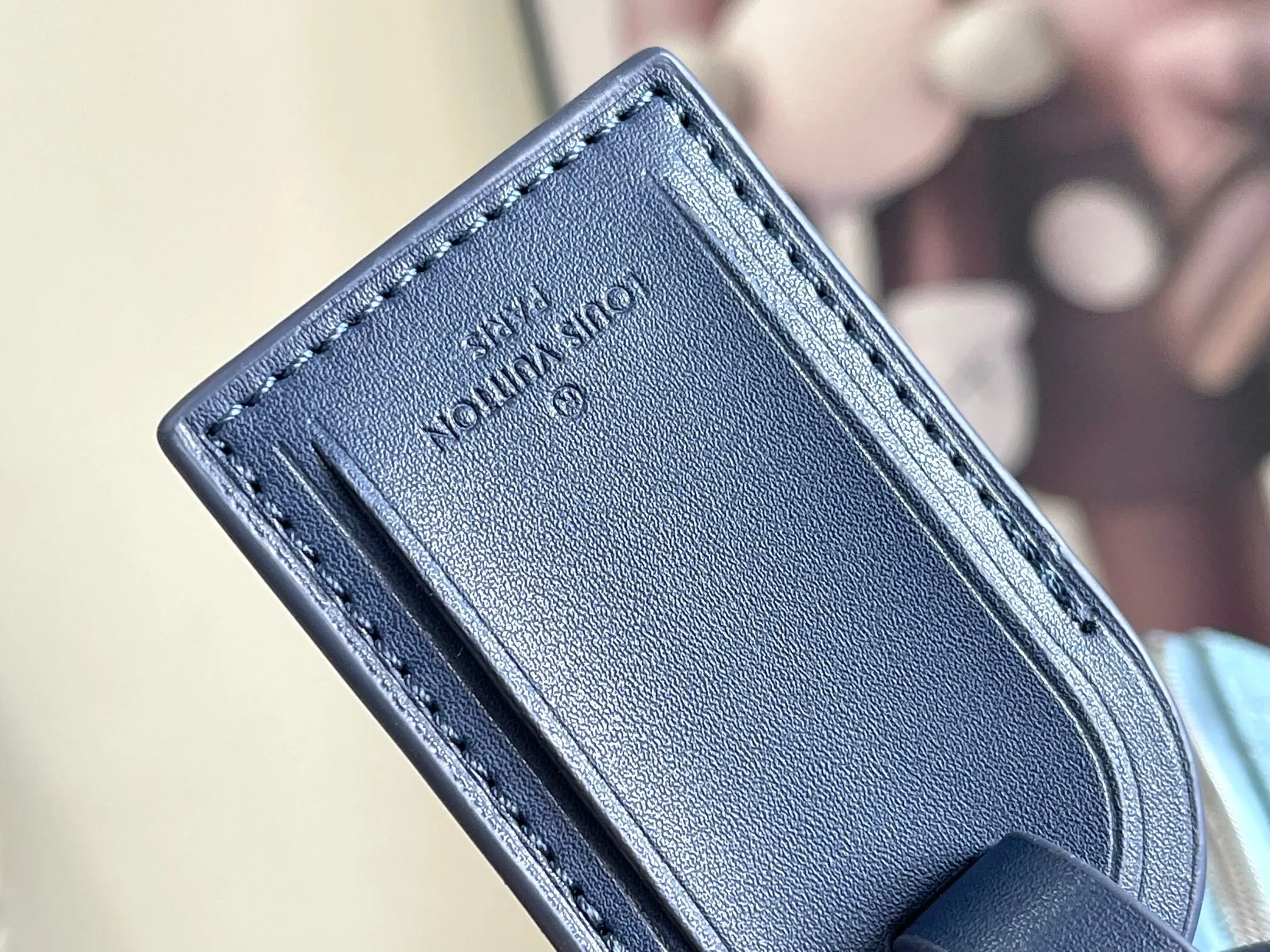 💰1220 The top original model M14837 blue Keepall Bandouliere 50 travel bag is made of Monogram Heritage coated canvas, conveying the cruise travel style with gorgeous style. The restrained color scheme and distressed hardware exude sophistication, while the soft cowhide leather details highlight the brand's craftsmanship. The top handle and removable and adjustable shoulder strap allow for a variety of carrying options. 50x29x23 cm (Length x Height x Width) Monogram Heritage coated canvas Cow leather trim