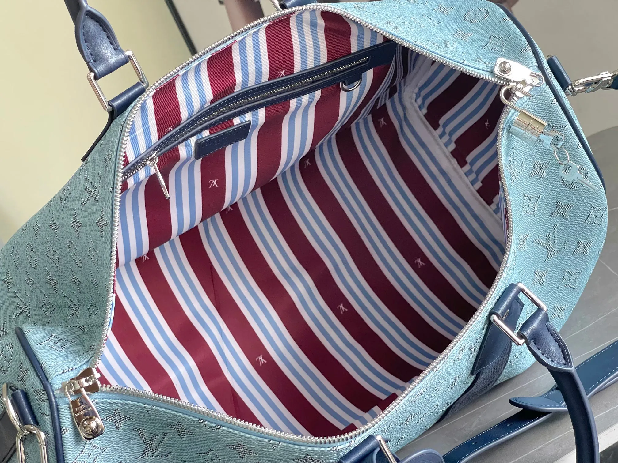 💰1220 The top original model M14837 blue Keepall Bandouliere 50 travel bag is made of Monogram Heritage coated canvas, conveying the cruise travel style with gorgeous style. The restrained color scheme and distressed hardware exude sophistication, while the soft cowhide leather details highlight the brand's craftsmanship. The top handle and removable and adjustable shoulder strap allow for a variety of carrying options. 50x29x23 cm (Length x Height x Width) Monogram Heritage coated canvas Cow leather trim