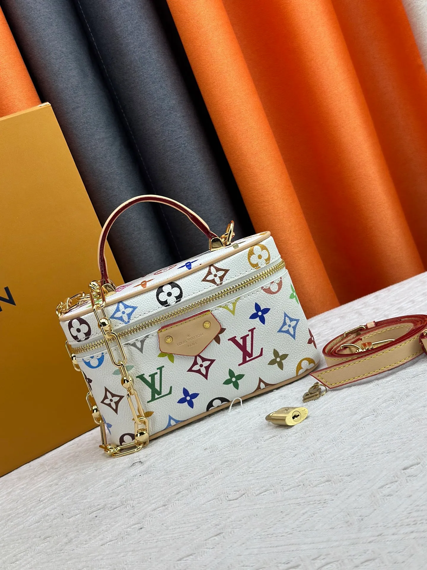 P260 [Official latest model, real shot of the edition] M13662-M85634-M47125-M47128-M45165 This Vanity Pouch handbag is from the Louis Vuitton Coated canvas is trimmed with calfskin, while a zipper closure, detachable chain and LV-engraved padlock add a metallic sheen. 11.5 x 6.5 x 19 cm (height x width x length) p1460