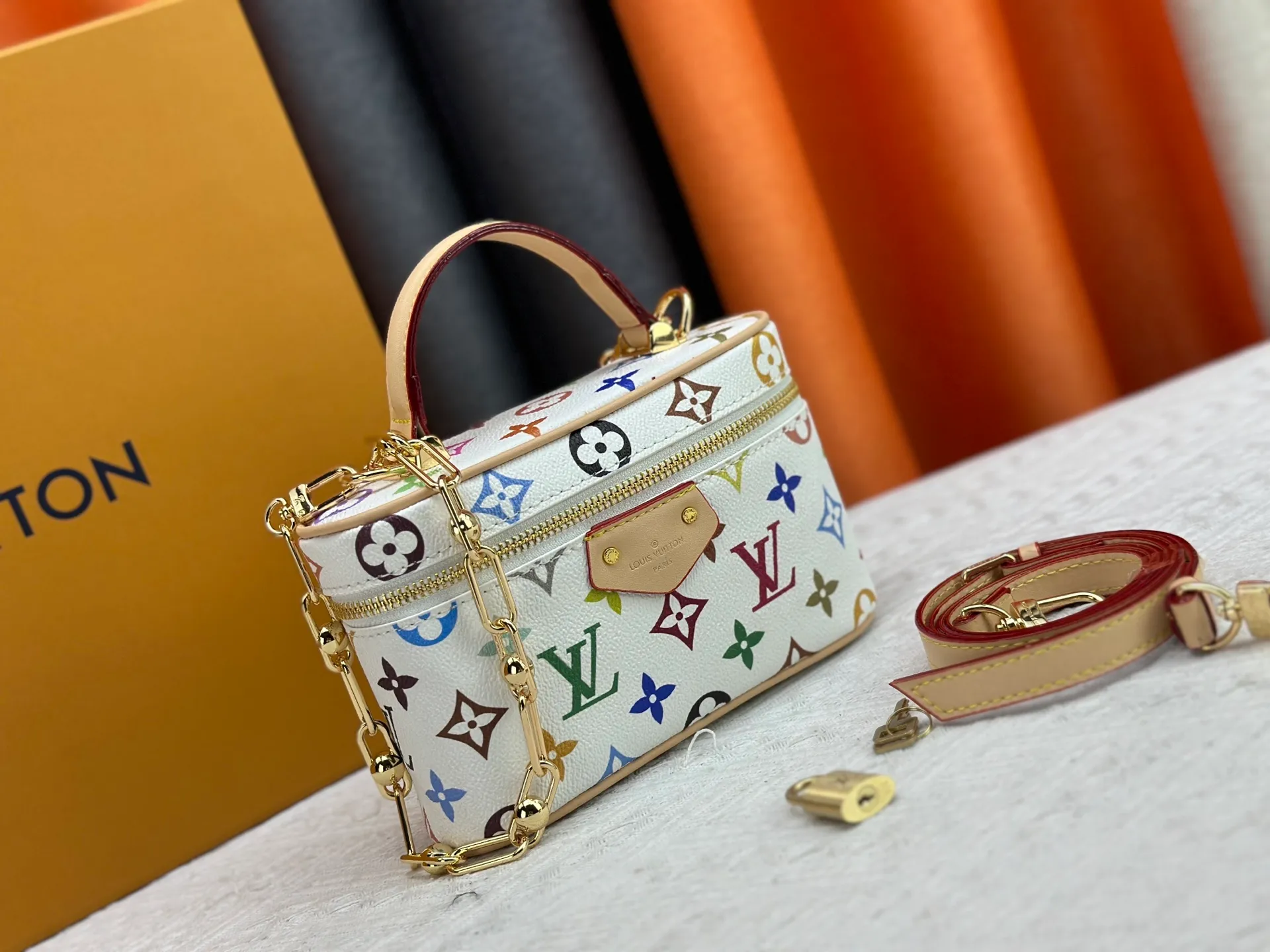 P260 [Official latest model, real shot of the edition] M13662-M85634-M47125-M47128-M45165 This Vanity Pouch handbag is from the Louis Vuitton Coated canvas is trimmed with calfskin, while a zipper closure, detachable chain and LV-engraved padlock add a metallic sheen. 11.5 x 6.5 x 19 cm (height x width x length) p1460