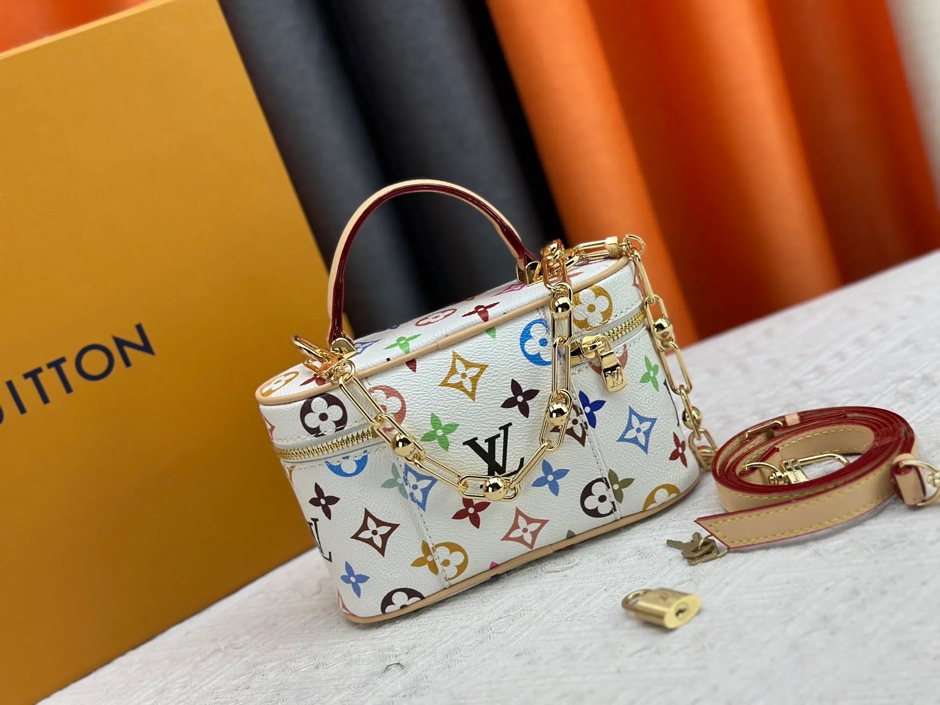 P260 [Official latest model, real shot of the edition] M13662-M85634-M47125-M47128-M45165 This Vanity Pouch handbag is from the Louis Vuitton Coated canvas is trimmed with calfskin, while a zipper closure, detachable chain and LV-engraved padlock add a metallic sheen. 11.5 x 6.5 x 19 cm (height x width x length) p1460