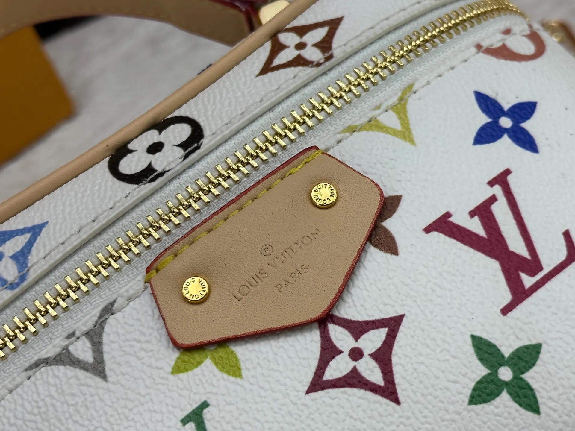 P260 [Official latest model, real shot of the edition] M13662-M85634-M47125-M47128-M45165 This Vanity Pouch handbag is from the Louis Vuitton Coated canvas is trimmed with calfskin, while a zipper closure, detachable chain and LV-engraved padlock add a metallic sheen. 11.5 x 6.5 x 19 cm (height x width x length) p1460
