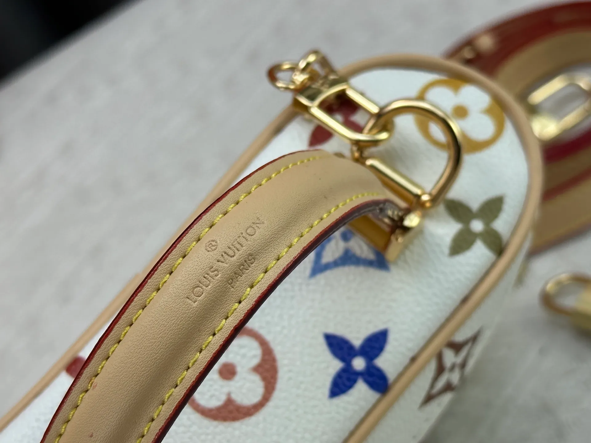 P260 [Official latest model, real shot of the edition] M13662-M85634-M47125-M47128-M45165 This Vanity Pouch handbag is from the Louis Vuitton Coated canvas is trimmed with calfskin, while a zipper closure, detachable chain and LV-engraved padlock add a metallic sheen. 11.5 x 6.5 x 19 cm (height x width x length) p1460