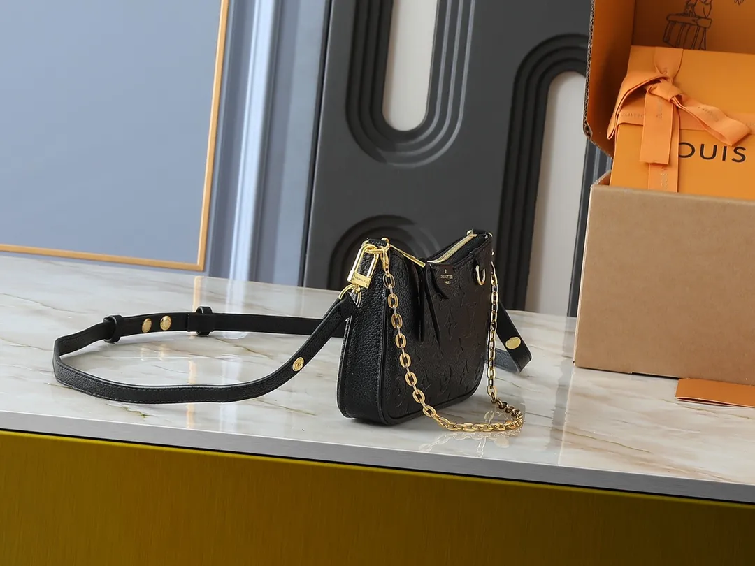 💰180💰Upgraded from the original M81066 M80349 M14421 M81862 M13614 This Easy Pouch handbag has a classic Monogram pattern on the leather body and incorporates dazzling metal parts such as D-rings, making it a perfect choice for day and night travel. The compact shape is suitable for daily needs, and the detachable shoulder strap and chain allow for a variety of carrying methods. Dimensions: 19.0 x 11.5 x 3.0 cm (length x height x width)