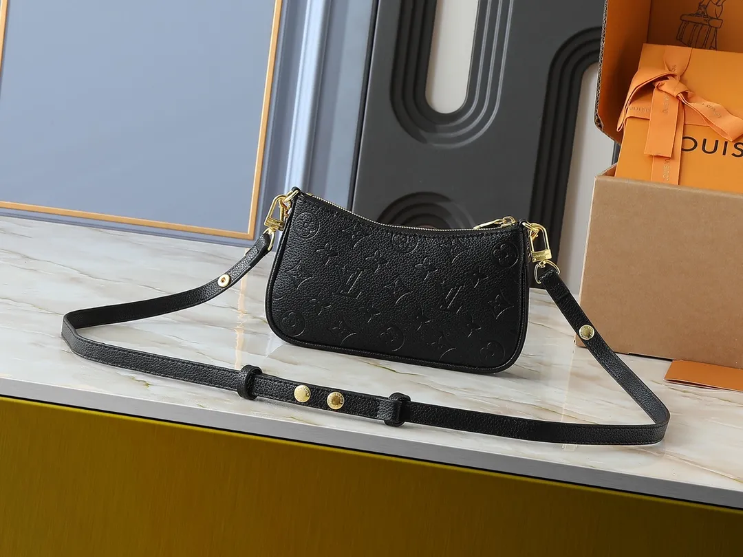 💰180💰Upgraded from the original M81066 M80349 M14421 M81862 M13614 This Easy Pouch handbag has a classic Monogram pattern on the leather body and incorporates dazzling metal parts such as D-rings, making it a perfect choice for day and night travel. The compact shape is suitable for daily needs, and the detachable shoulder strap and chain allow for a variety of carrying methods. Dimensions: 19.0 x 11.5 x 3.0 cm (length x height x width)