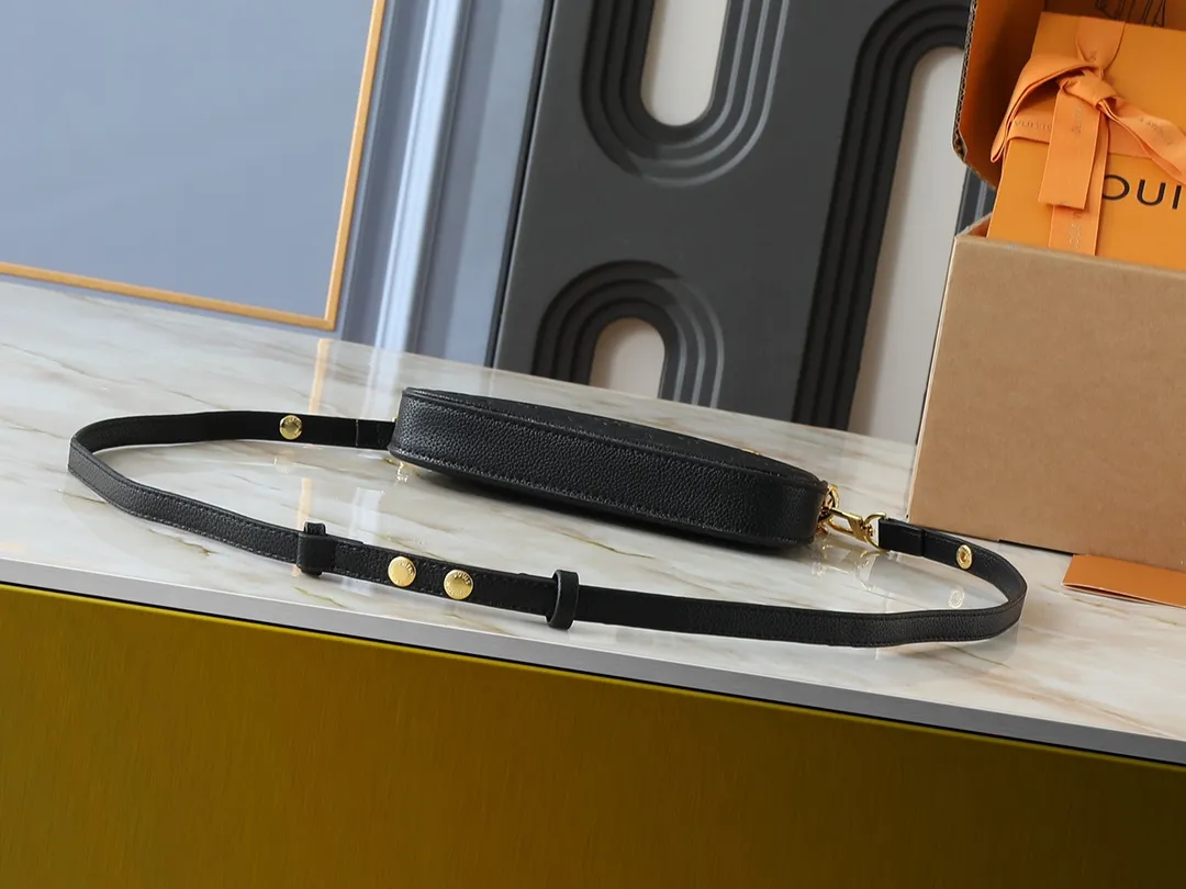 💰180💰Upgraded from the original M81066 M80349 M14421 M81862 M13614 This Easy Pouch handbag has a classic Monogram pattern on the leather body and incorporates dazzling metal parts such as D-rings, making it a perfect choice for day and night travel. The compact shape is suitable for daily needs, and the detachable shoulder strap and chain allow for a variety of carrying methods. Dimensions: 19.0 x 11.5 x 3.0 cm (length x height x width)