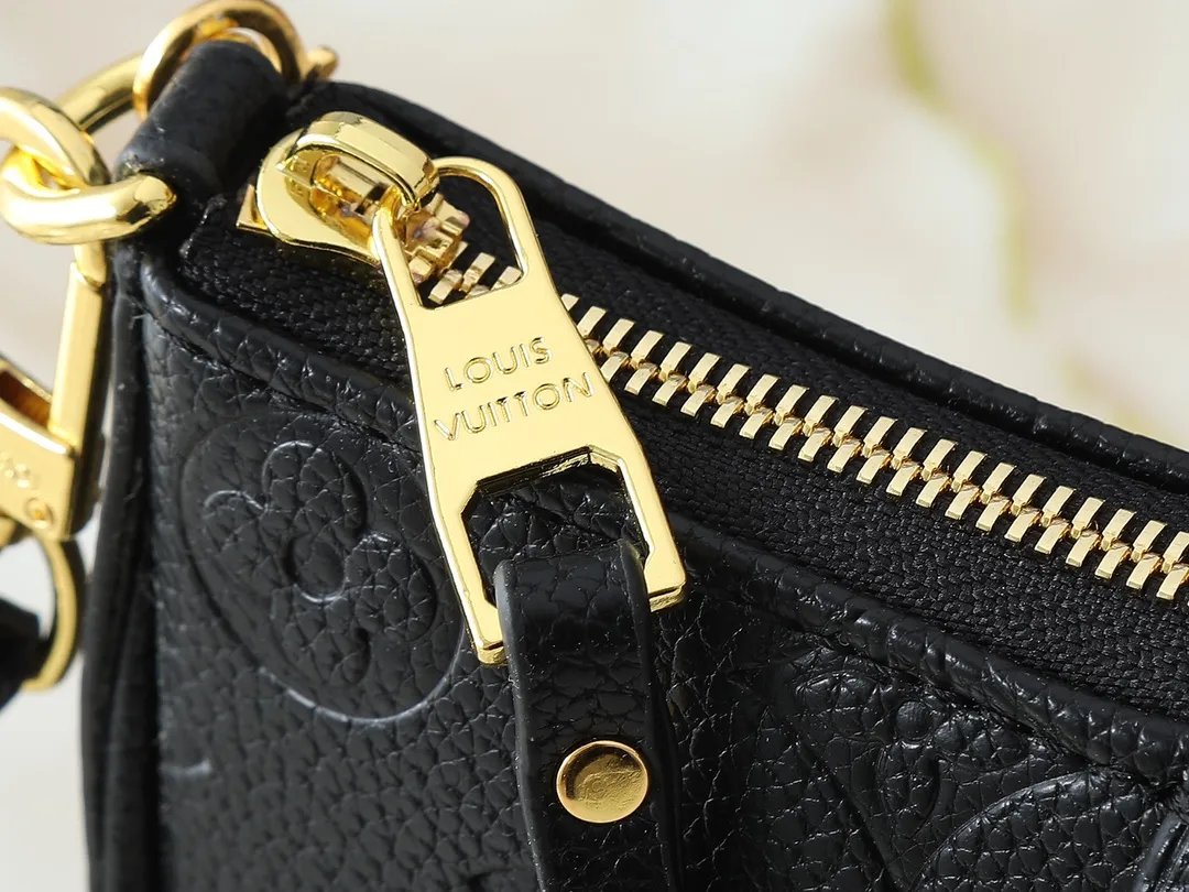 💰180💰Upgraded from the original M81066 M80349 M14421 M81862 M13614 This Easy Pouch handbag has a classic Monogram pattern on the leather body and incorporates dazzling metal parts such as D-rings, making it a perfect choice for day and night travel. The compact shape is suitable for daily needs, and the detachable shoulder strap and chain allow for a variety of carrying methods. Dimensions: 19.0 x 11.5 x 3.0 cm (length x height x width)