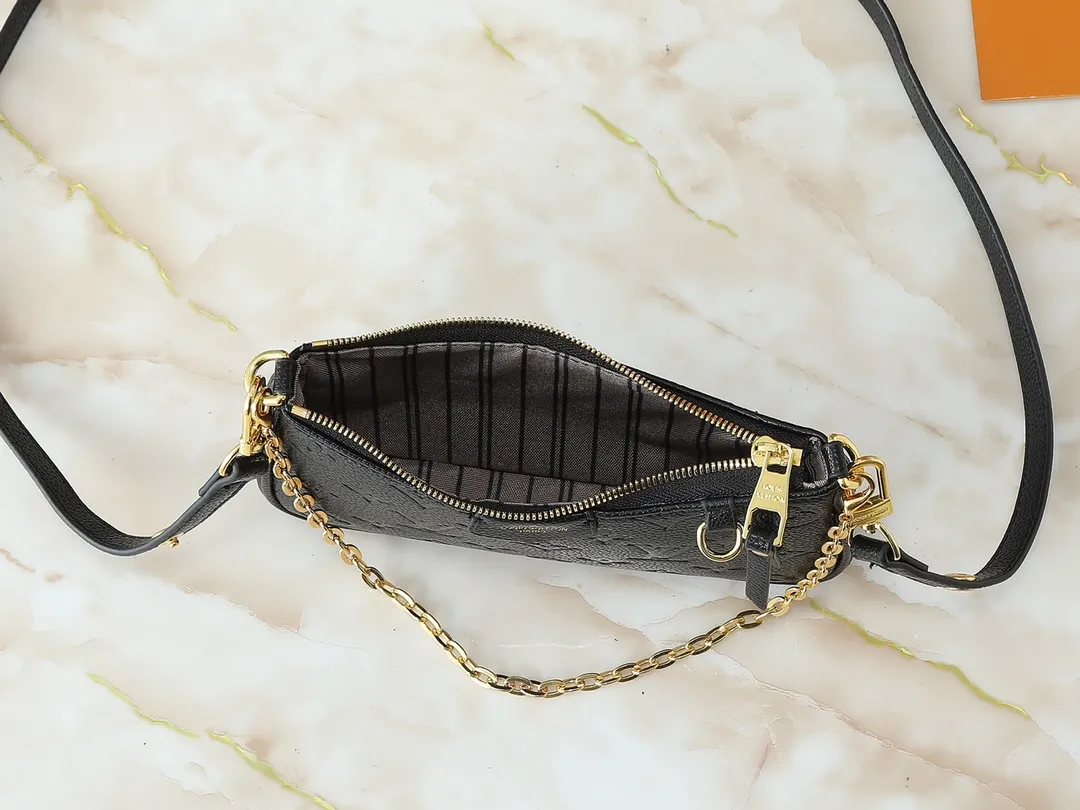 💰180💰Upgraded from the original M81066 M80349 M14421 M81862 M13614 This Easy Pouch handbag has a classic Monogram pattern on the leather body and incorporates dazzling metal parts such as D-rings, making it a perfect choice for day and night travel. The compact shape is suitable for daily needs, and the detachable shoulder strap and chain allow for a variety of carrying methods. Dimensions: 19.0 x 11.5 x 3.0 cm (length x height x width)