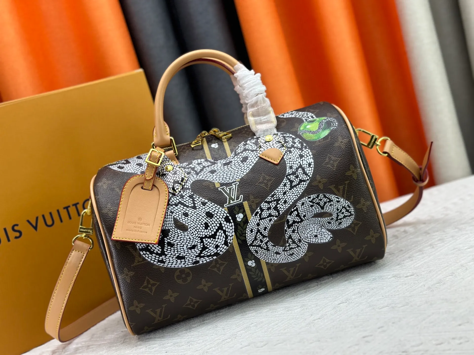 P300 M40391 This Speedy Bandouliere 30 handbag draws inspiration from the brand's archive Monogram canvas, Louis Vuitton's legendary collection. The cow leather trim highlights the traditional heritage. The rolled leather handle, engraved padlock and detachable shoulder strap continue the classic details, making it a good choice for urban life. • Size: 30X21X17cm