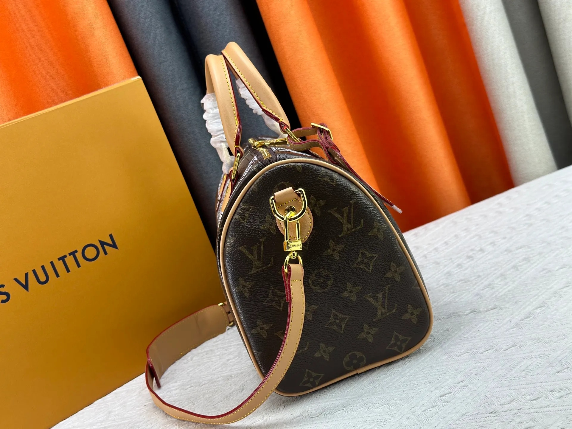 P300 M40391 This Speedy Bandouliere 30 handbag draws inspiration from the brand's archive Monogram canvas, Louis Vuitton's legendary collection. The cow leather trim highlights the traditional heritage. The rolled leather handle, engraved padlock and detachable shoulder strap continue the classic details, making it a good choice for urban life. • Size: 30X21X17cm