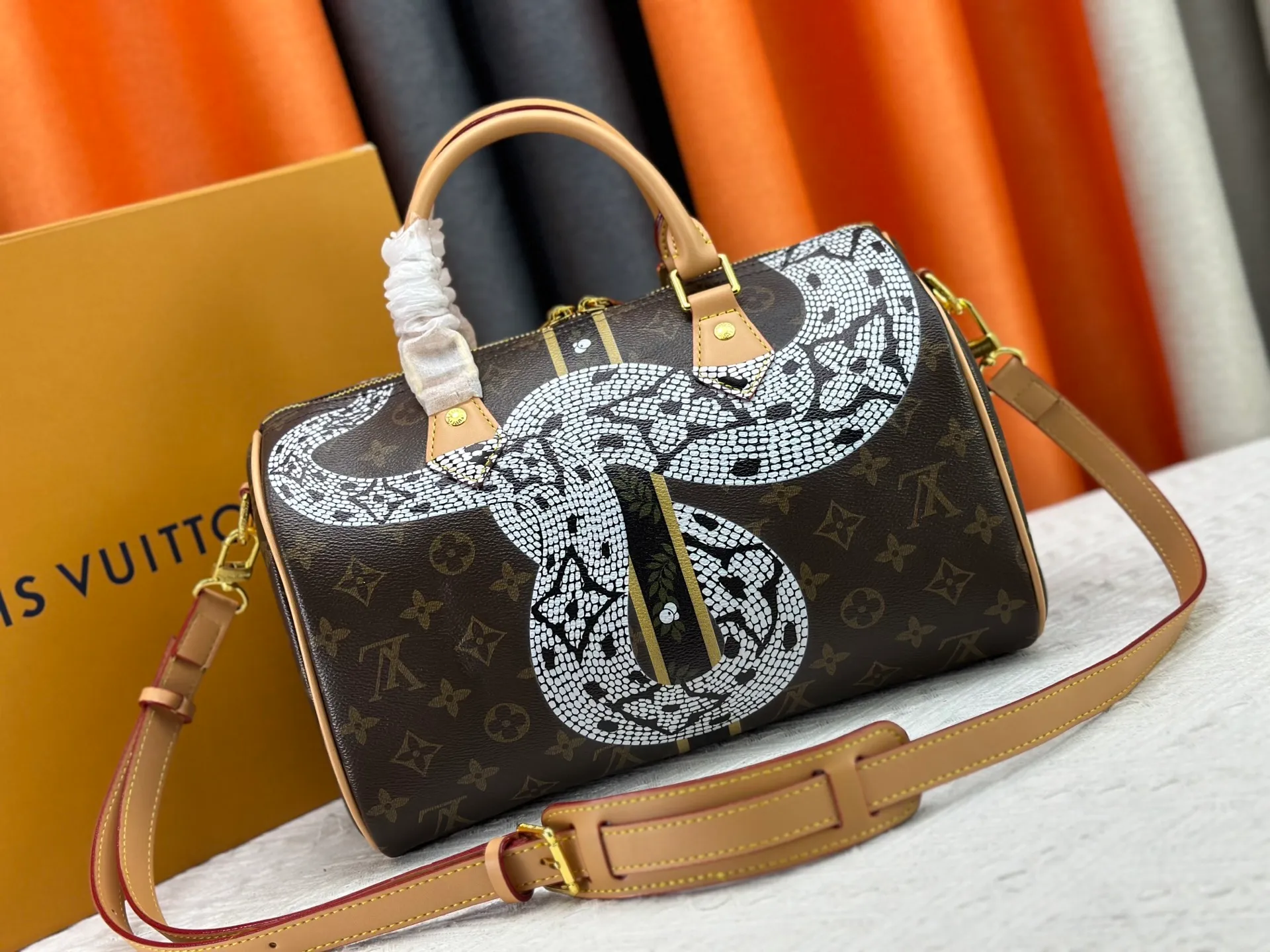 P300 M40391 This Speedy Bandouliere 30 handbag draws inspiration from the brand's archive Monogram canvas, Louis Vuitton's legendary collection. The cow leather trim highlights the traditional heritage. The rolled leather handle, engraved padlock and detachable shoulder strap continue the classic details, making it a good choice for urban life. • Size: 30X21X17cm