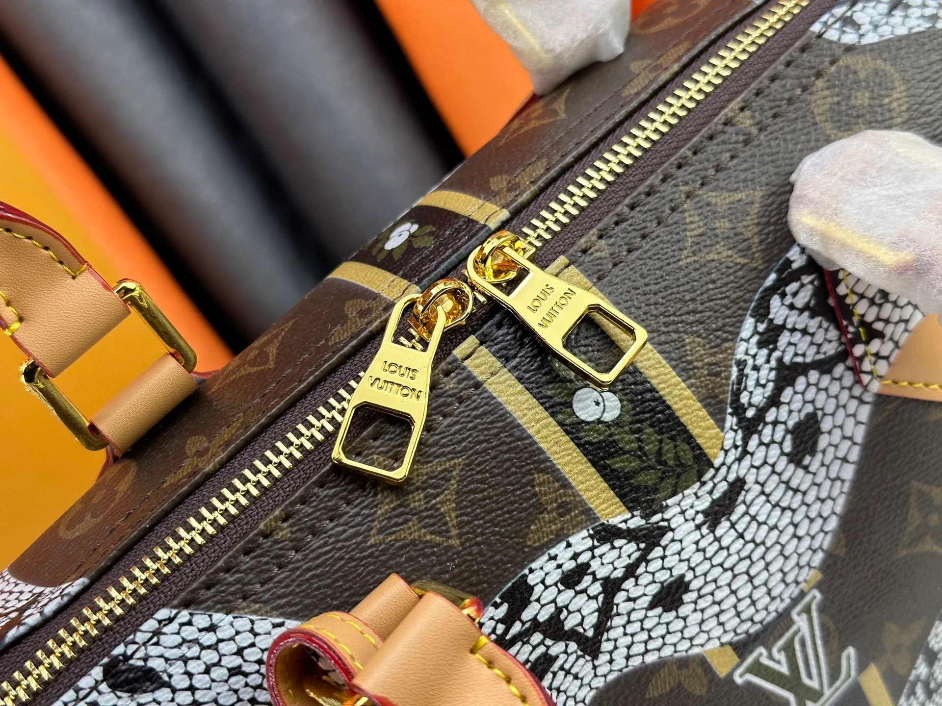 P300 M40391 This Speedy Bandouliere 30 handbag draws inspiration from the brand's archive Monogram canvas, Louis Vuitton's legendary collection. The cow leather trim highlights the traditional heritage. The rolled leather handle, engraved padlock and detachable shoulder strap continue the classic details, making it a good choice for urban life. • Size: 30X21X17cm
