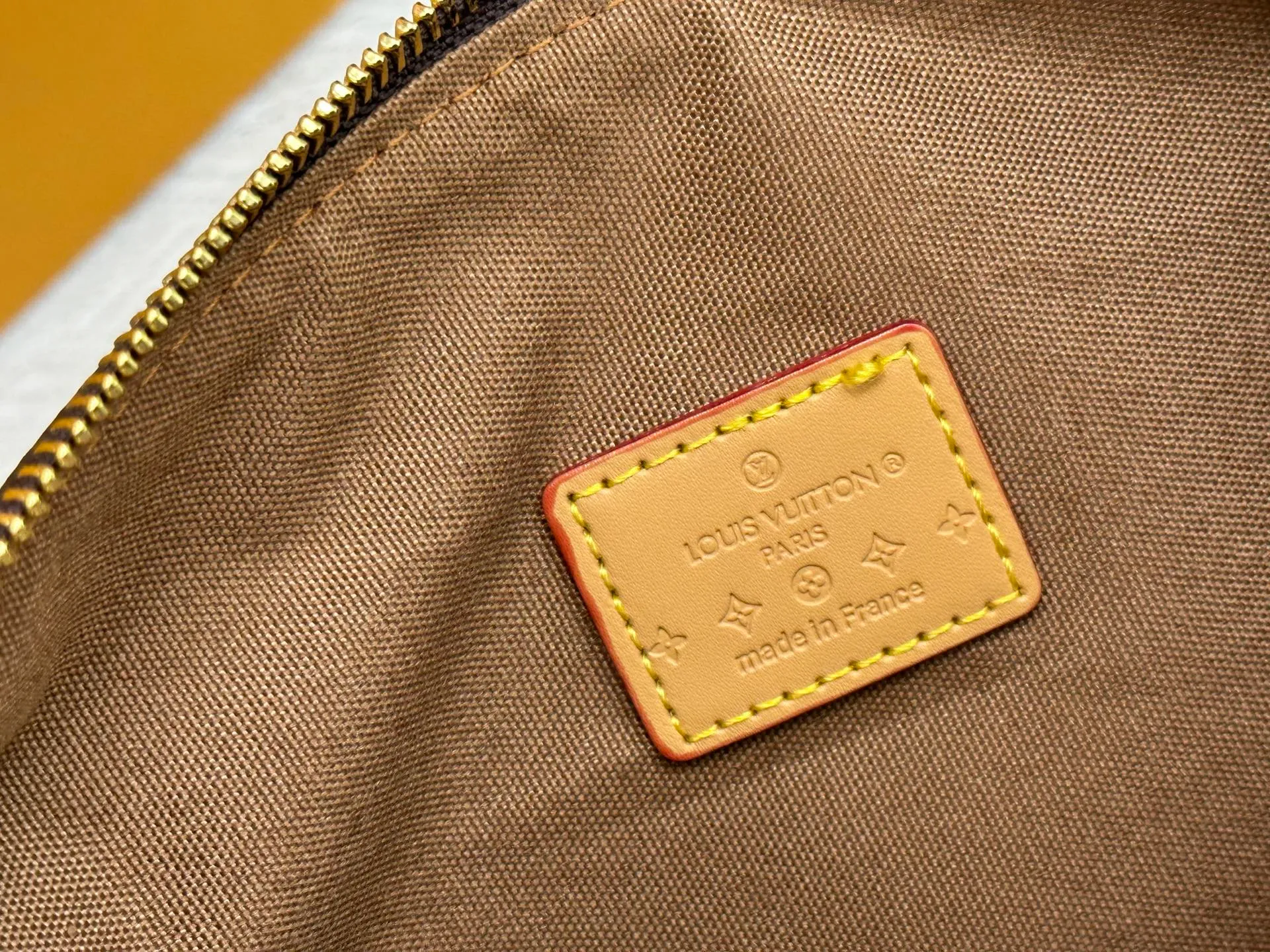 P300 M40391 This Speedy Bandouliere 30 handbag draws inspiration from the brand's archive Monogram canvas, Louis Vuitton's legendary collection. The cow leather trim highlights the traditional heritage. The rolled leather handle, engraved padlock and detachable shoulder strap continue the classic details, making it a good choice for urban life. • Size: 30X21X17cm